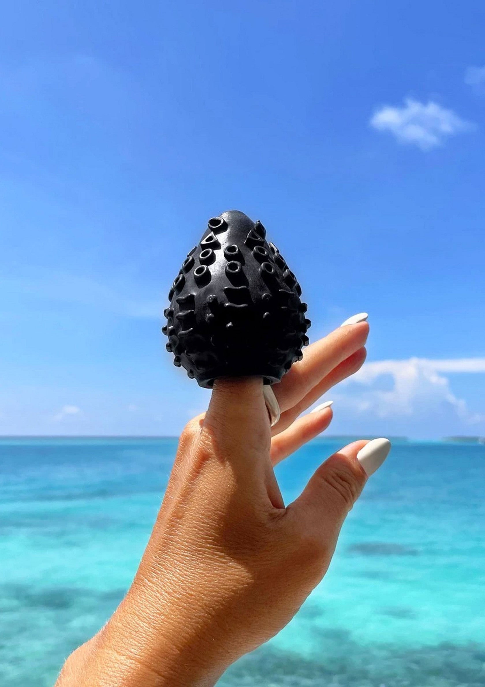 Bague originale noire texturée, parfaite pour un look unique et tendance. Accessoire de mode idéal pour se démarquer!; Zwarte ring met unieke textuur. Perfect voor een modieuze en opvallende look! Een must-have accessoire.; Textured black statement ring. Unique fashion accessory for an edgy, trendy look. Stand out in style!