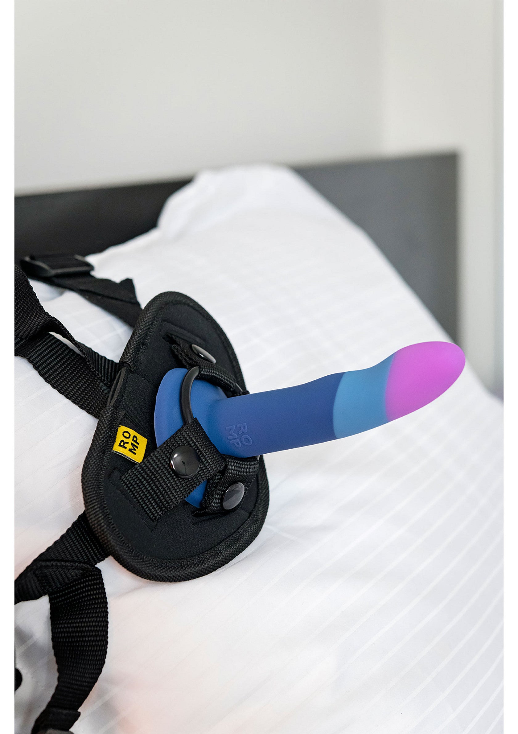 Harnais ROMP avec godemichet vibrant. Libérez votre sensualité !; ROMP harnas met vibrerende dildo. Laat je sensualiteit de vrije loop!; ROMP harness with vibrating dildo. Unleash your sensuality!