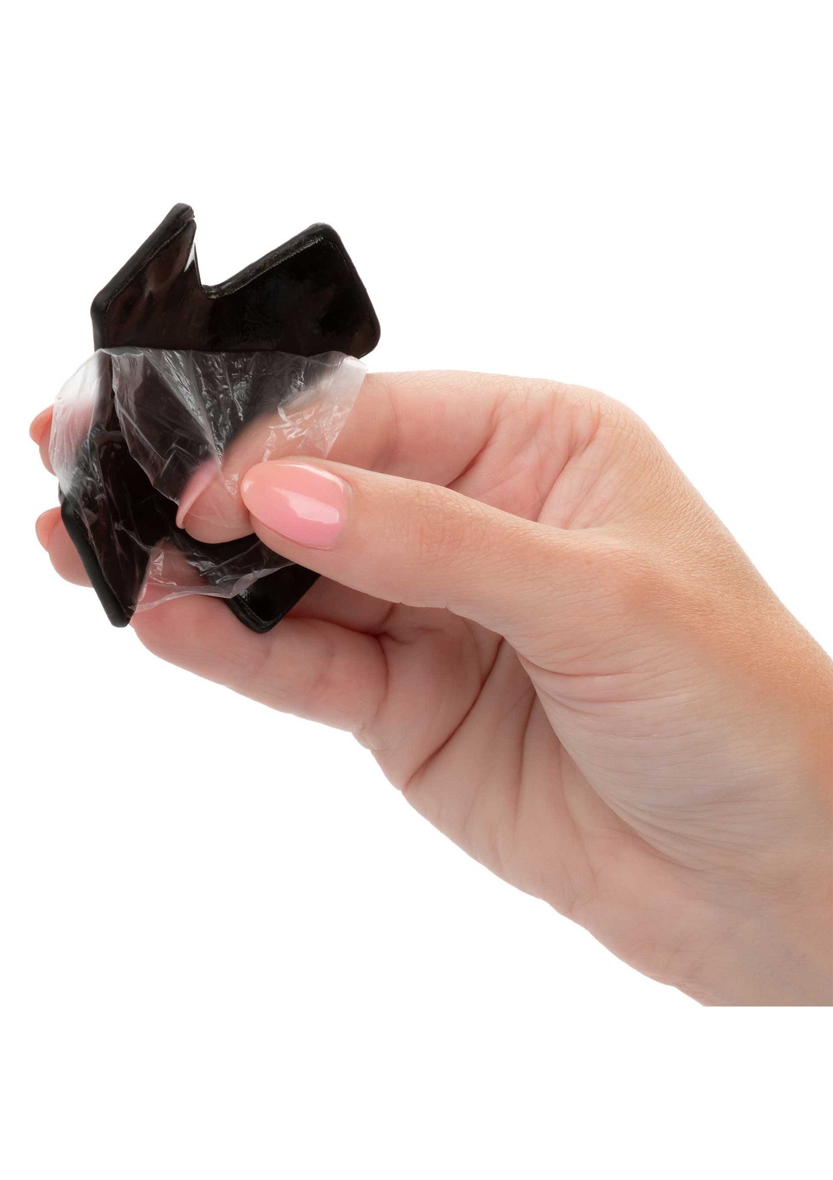 Pince à cheveux noire tenue dans la main, accessoires de coiffure élégants pour tous les jours.; Zwarte haarclip in de hand, stijlvolle haaraccessoires voor dagelijks gebruik.; Black hair clip held in hand, stylish hair accessories for everyday use.