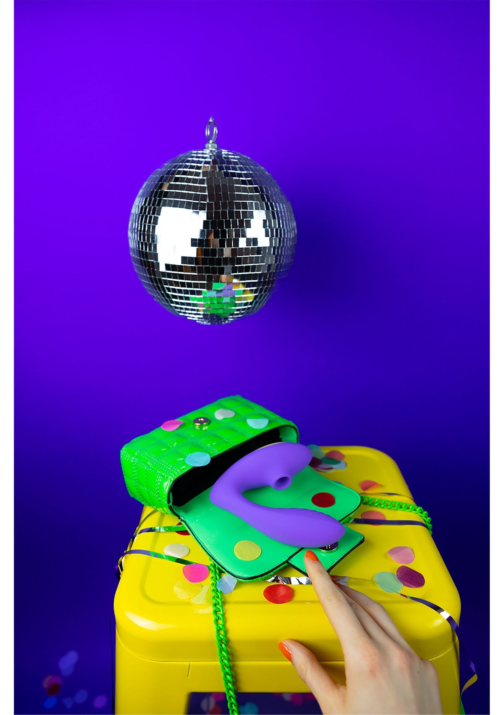 Accessoires de fête pour adultes. Boule disco, sac à main original et sextoy pour une soirée réussie.; Feestaccessoires voor volwassenen. Discobal, originele handtas en seksspeeltje voor een geslaagde avond.; Adult party accessories. Disco ball, funky purse and sex toy for a fun night in.