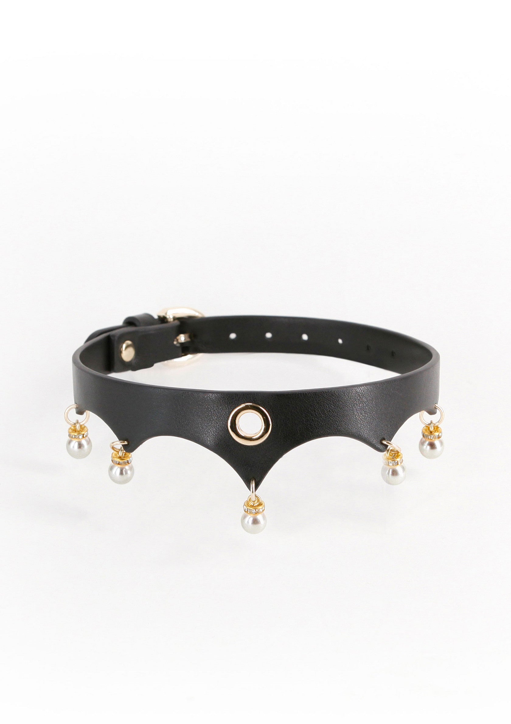 Ras de cou noir avec pendentifs perles, pour un look élégant et sophistiqué.; Zwarte choker halsband met parel hangers, voor een elegante en verfijnde look.; Black choker with pearl pendants, for an elegant and sophisticated look.
