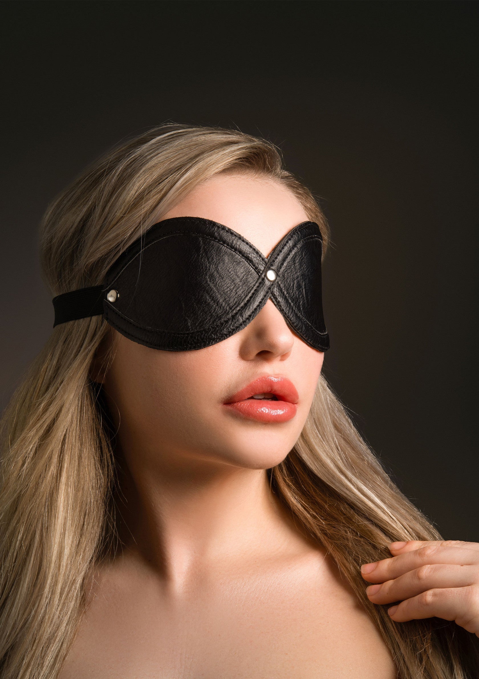 Masque de sommeil en cuir noir de qualité supérieure pour une expérience sensuelle et mystérieuse.; Hoogwaardig zwart leren slaapmasker voor een sensuele en mysterieuze ervaring.; Premium black leather sleep mask for a sensual and mysterious experience.