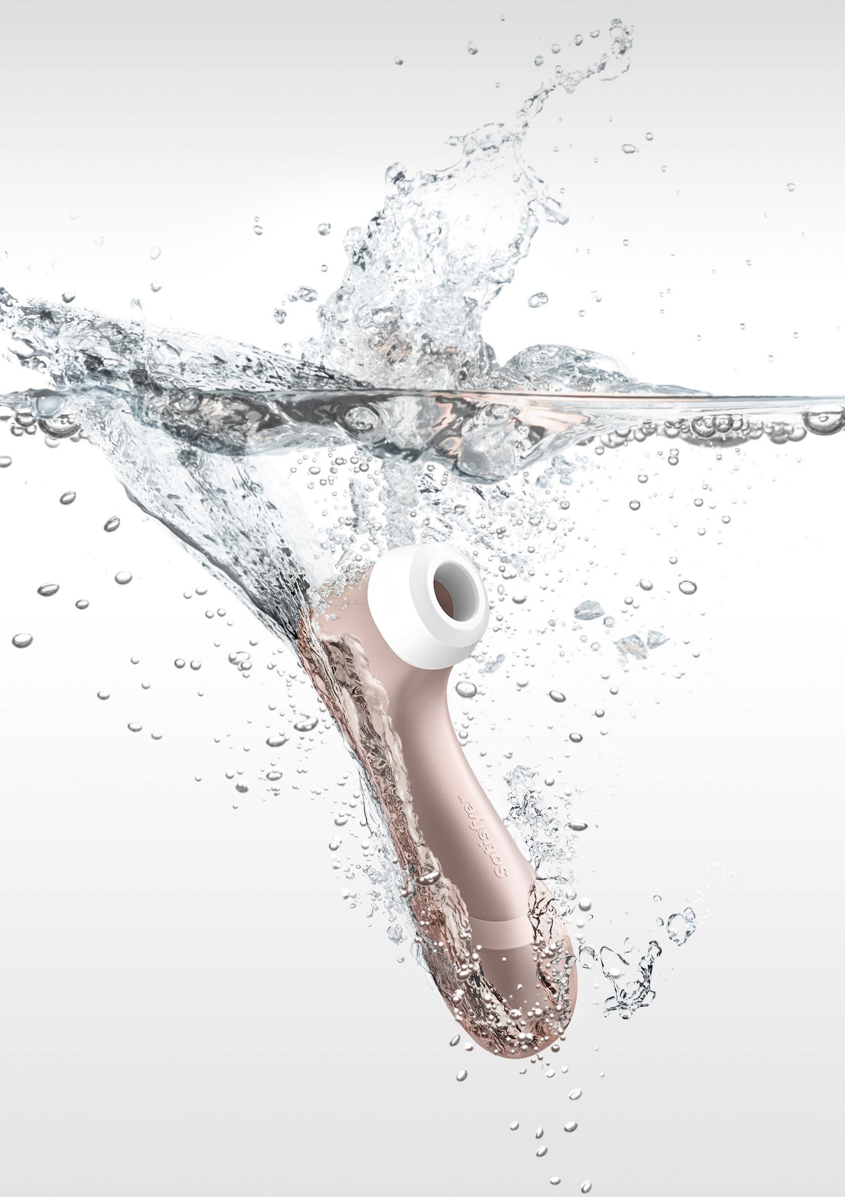 Masseur clitoridien waterproof en or rose dans l'eau, pour des moments de plaisir intenses et relaxants.; Waterdichte roze gouden clitorismassager in water, voor intense en ontspannende genotsmomenten.; Waterproof rose gold clitoral massager in water, for intense & relaxing moments of pleasure. Shop now!