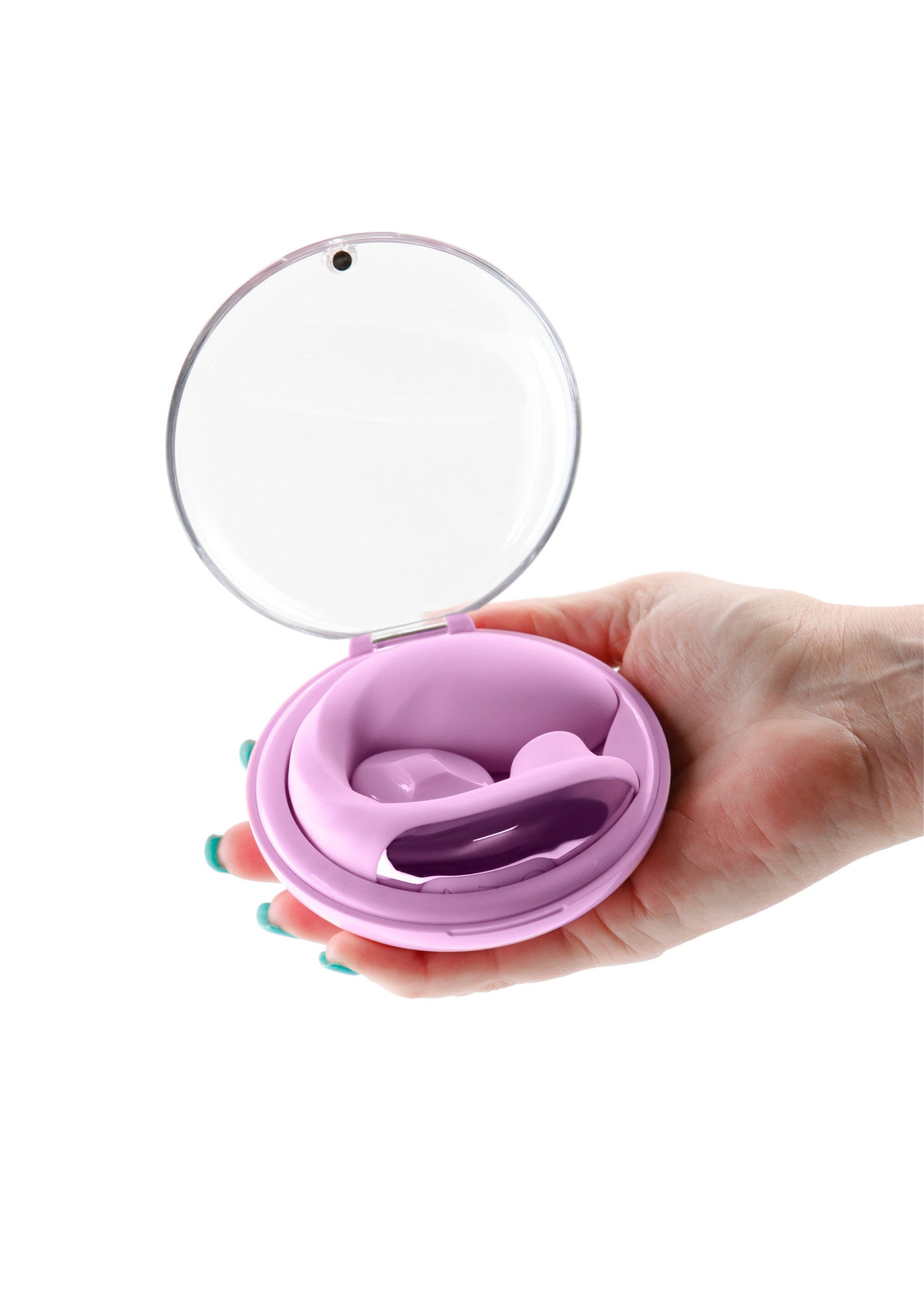 Coupe menstruelle pliable dans son étui de rangement, hygiène féminine pratique et discrète.; Opvouwbare menstruatiecup in opbergdoosje, handige en discrete vrouwelijke hygiëne.; Foldable menstrual cup in storage case, convenient and discreet feminine hygiene.