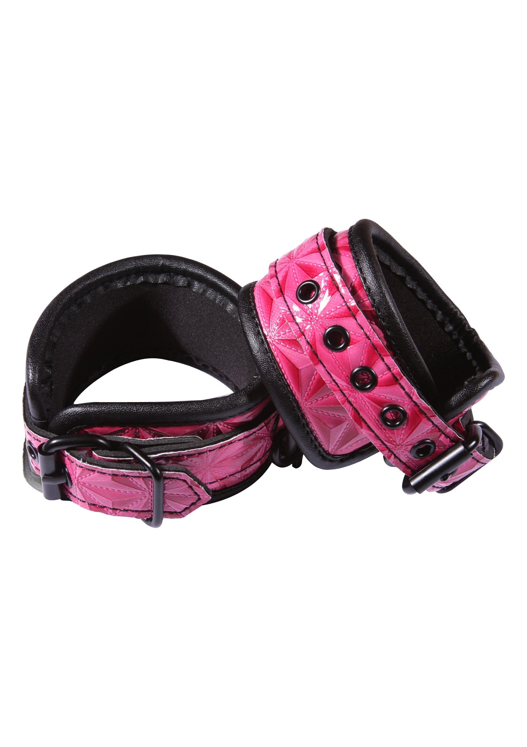Manchettes roses texturées avec rembourrage en peluche et boucles noires.; Roze manchetten met textuur, zachte voering en zwarte gespen.; Textured pink wrist cuffs with plush padding and black buckles.