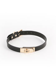 Ceinture noire fine avec boucle dorée élégante. Accessoire de mode chic pour femmes.; Elegante dunne zwarte riem met gouden sluiting. Stijlvolle damesmode accessoire.; Elegant thin black belt with gold buckle. Stylish women's fashion accessory.