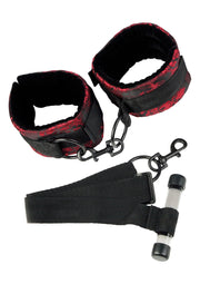 Menottes rembourrées noires et rouges avec sangle pour une utilisation dans des contextes de BDSM ou de jeux de rôle pour adultes.; Gevoerde handboeien in zwart en rood met riem voor gebruik in BDSM of rollenspelcontexten voor volwassenen.; Padded black and red handcuffs with strap for use in BDSM or adult roleplay contexts.