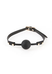 Bâillon boule noir avec ceinture ajustable pour le plaisir. Accessoire BDSM pour jeux coquins.; Zwarte balgag met verstelbare riem voor plezier. BDSM accessoire voor ondeugende spelletjes.; Black ball gag with adjustable strap for fun. BDSM accessory for kinky games.