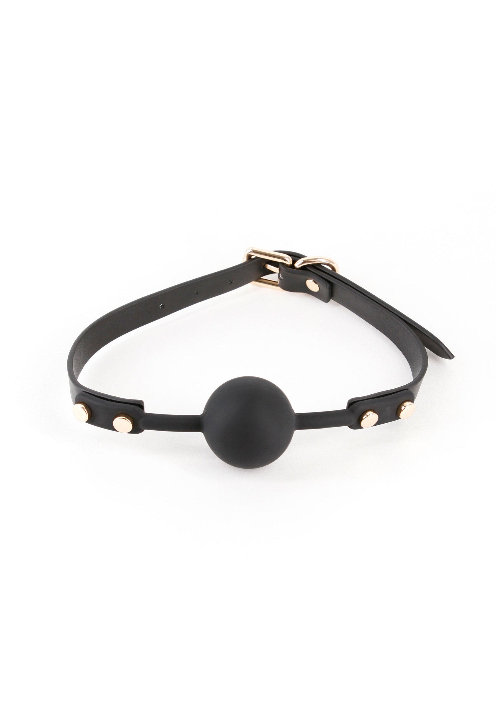 Bâillon boule noir avec ceinture ajustable pour le plaisir. Accessoire BDSM pour jeux coquins.; Zwarte balgag met verstelbare riem voor plezier. BDSM accessoire voor ondeugende spelletjes.; Black ball gag with adjustable strap for fun. BDSM accessory for kinky games.