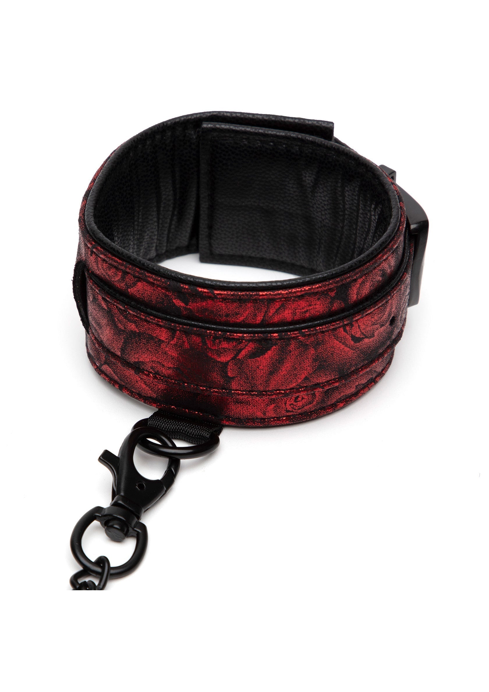 Manchette en cuir rouge et noir avec fermoir. Accessoire de mode élégant et audacieux.; Rode en zwarte lederen polsband met sluiting. Stijlvol en gedurfd modeaccessoire.; Red and black leather wrist cuff with clasp. Stylish and edgy fashion accessory.