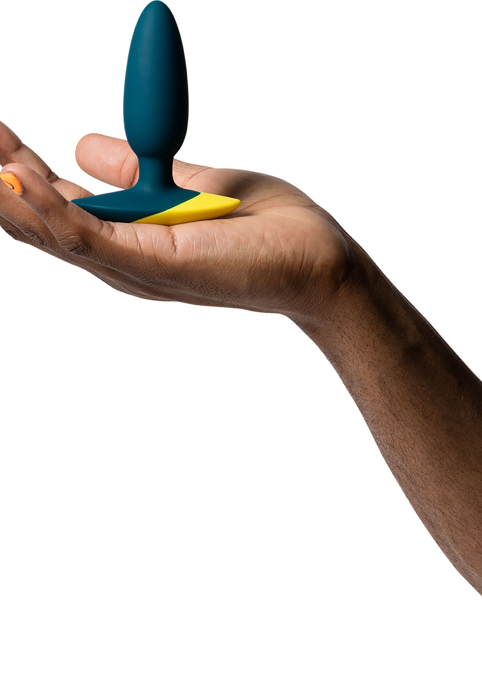 Plug anal bleu et jaune dans une main. Découvrez le plaisir et l'aventure !; Blauw-gele buttplug in een hand. Ontdek plezier en avontuur!; Blue and yellow butt plug in hand. Discover pleasure and adventure!