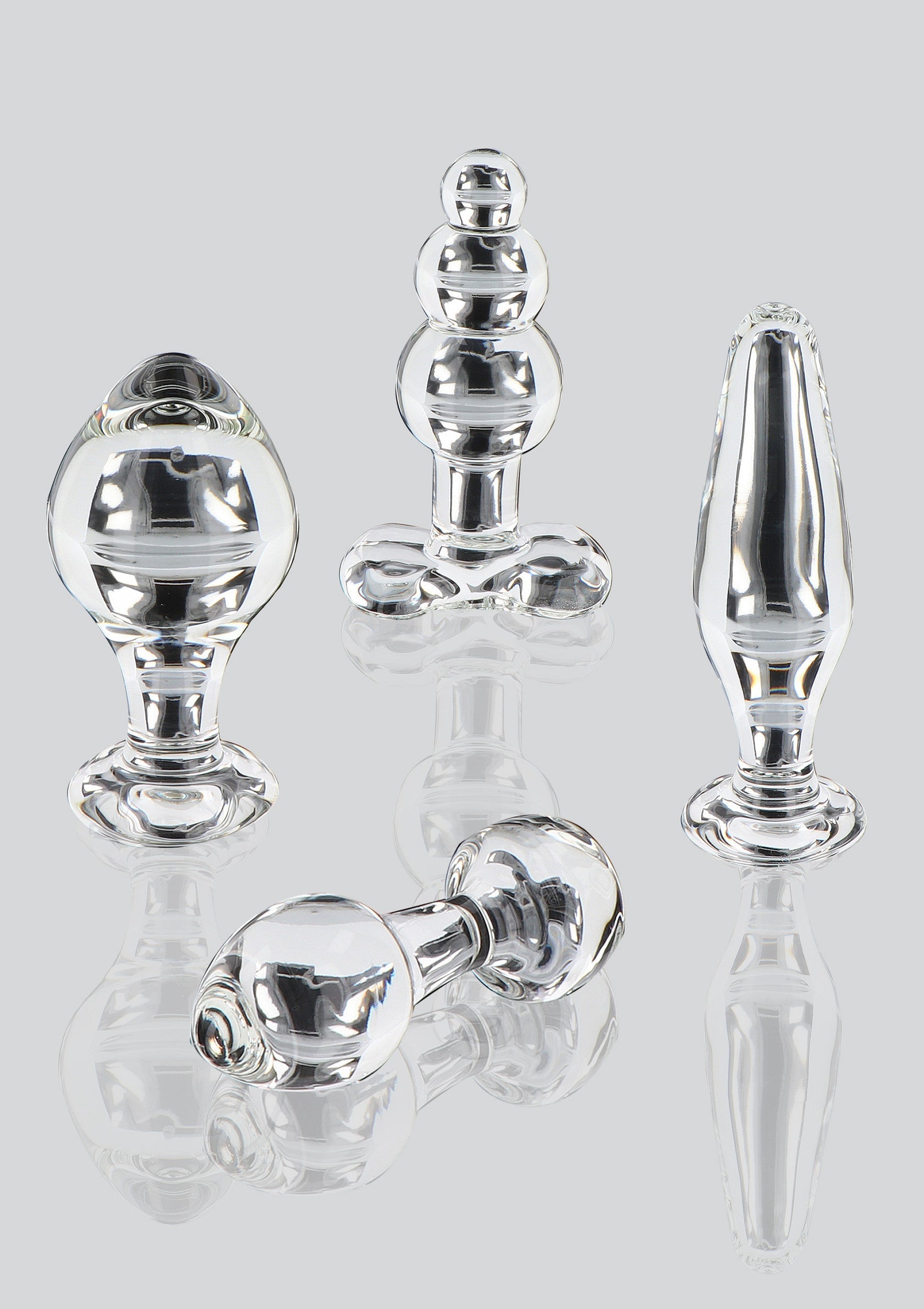 Ensemble de plugs anaux en verre transparent pour le plaisir. Formes variées pour une expérience unique.; Set van transparante glazen anale buttplugs voor plezier. Verschillende vormen voor een unieke ervaring.; Set of clear glass anal plugs for pleasure. Varied shapes for a unique experience.