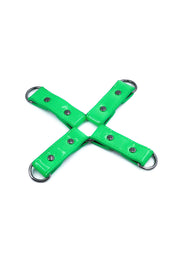 Harnais en croix vert vif, accessoire de mode audacieux et original.; Felgroen kruis harnas, gedurfd en origineel modeaccessoire.; Bright green cross harness, bold and original fashion accessory.