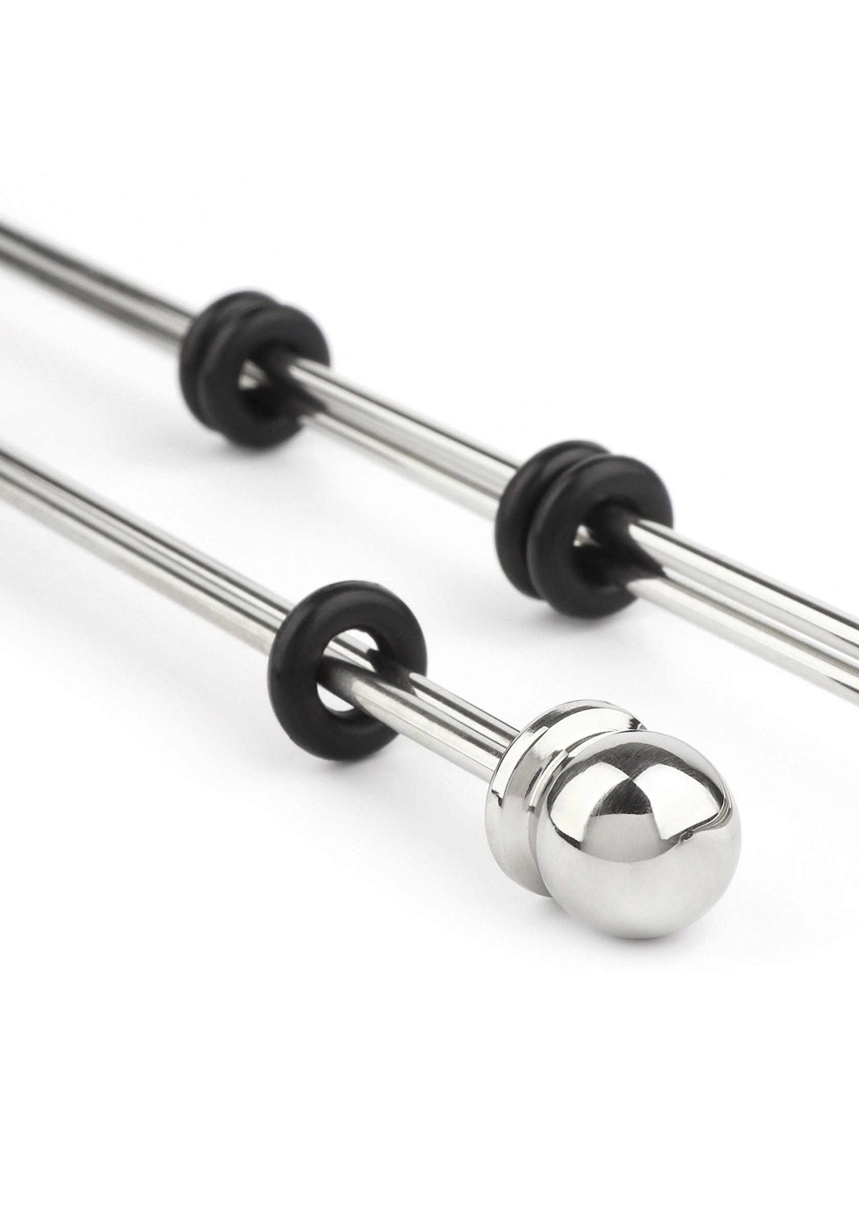 Plug pénien en acier inoxydable avec anneaux pour stimulation sensorielle intense.; Roestvrijstalen penisplug met ringen voor intense sensuele stimulatie.; Stainless steel penis plug with rings for intense sensory stimulation.