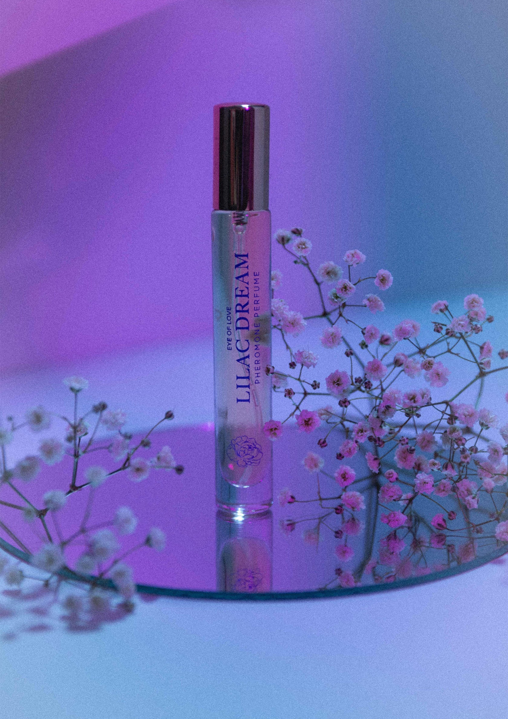 Parfum roll-on Lilac Dream, senteur florale douce, idéal pour un parfum subtil au quotidien.; Lilac Dream roll-on parfum, zachte bloemengeur, ideaal voor een subtiele dagelijkse geur.; Lilac Dream roll-on perfume, soft floral scent, ideal for a subtle everyday fragrance.