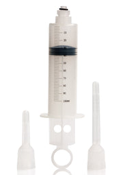Grosse seringue de 100 ml avec embouts interchangeables pour divers usages.; Grote spuit van 100 ml met verwisselbare opzetstukken voor diverse toepassingen.; Large 100 ml syringe with interchangeable nozzles for various uses.