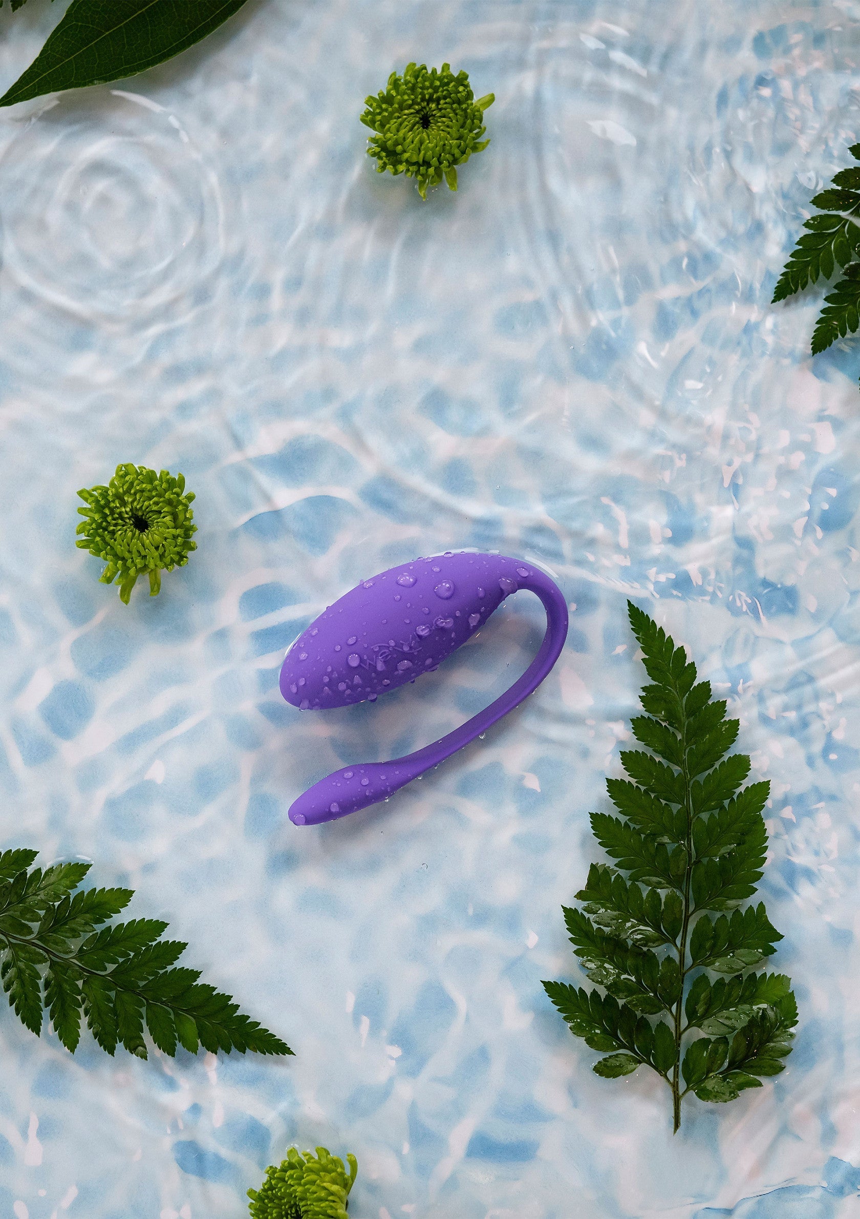 Vibromasseur violet étanche avec des fleurs vertes, parfait pour le plaisir aquatique.; Waterdichte paarse vibrator met groene bloemen, perfect voor aquatisch genot.; Waterproof purple vibrator with green flowers, perfect for aquatic fun.