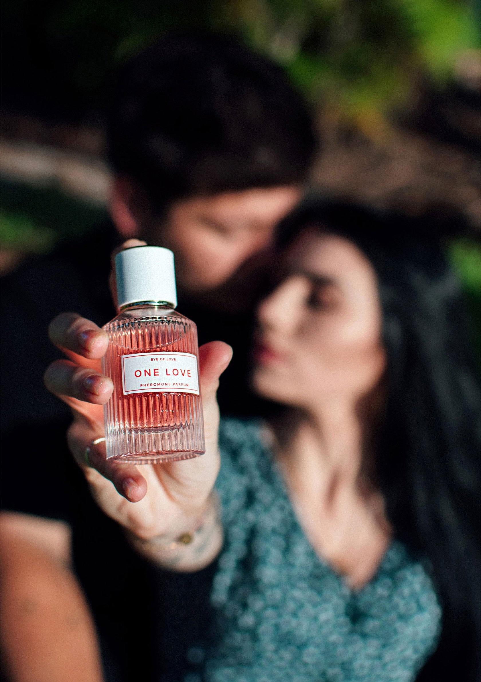 Parfum 'One Love' : le cadeau idéal pour elle. Un parfum romantique pour les moments spéciaux. Découvrez notre collection de parfums !; Parfum 'One Love': het perfecte cadeau voor haar. Een romantische geur voor speciale momenten. Bekijk onze parfumcollectie!; 'One Love' perfume: the perfect gift for her. A romantic scent for special moments. Browse our perfume collection now!