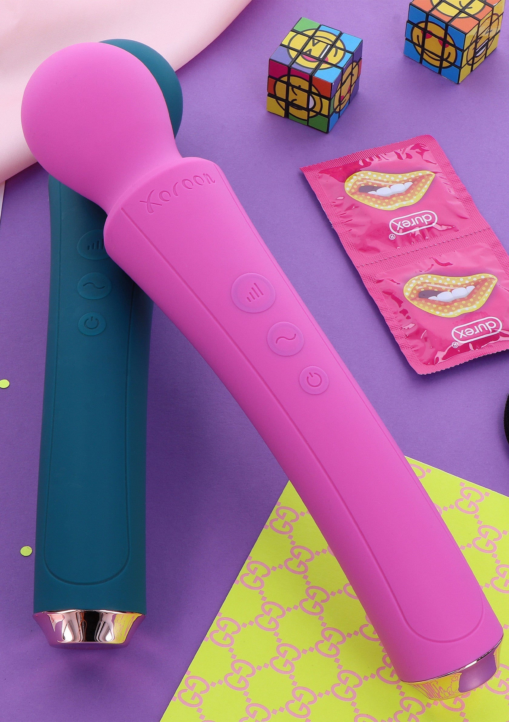 Vibromasseur rose et bleu sarcelle avec préservatifs et cubes colorés. Plaisir et jeux pour adultes!; Roze en blauwe staafvibrator met condooms en kleurrijke kubussen. Plezier en spelletjes voor volwassenen!; Pink & teal wand massager with condoms and colorful cubes. Adult fun and games!