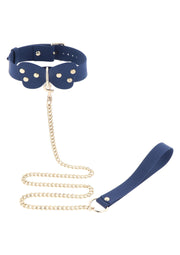 Collier et laisse bleu marine avec chaîne dorée et noeud papillon. Accessoire élégant et original.; Marineblauwe halsband en riem met gouden ketting en vlinderdas. Stijlvol en origineel accessoire.; Navy blue collar and leash with gold chain and bow tie. Stylish and unique accessory.