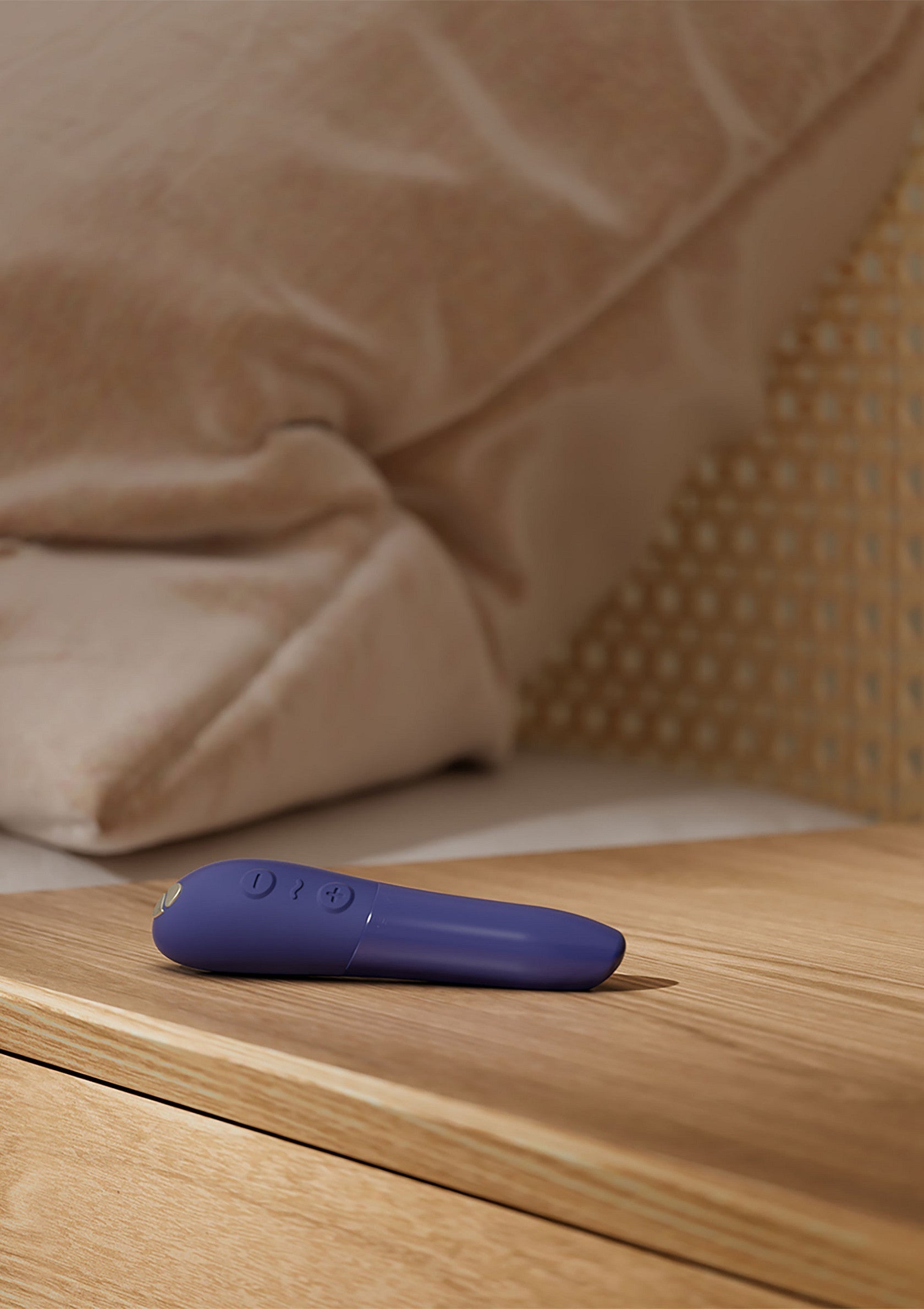 Vibromasseur violet sur table de chevet pour des moments de plaisir intimes.; Paarse vibrator op een nachtkastje voor intieme genotsmomenten.; Purple vibrator on nightstand for intimate moments of pleasure.