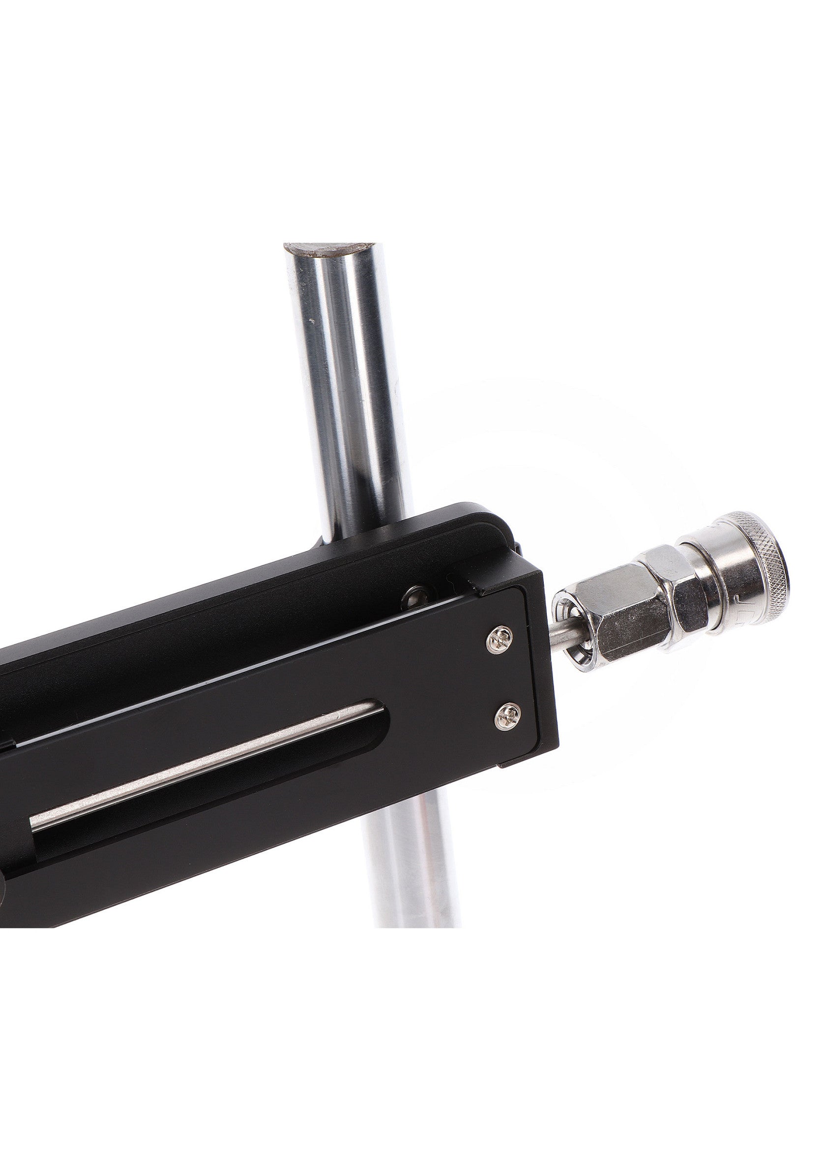 Détail d'un connecteur métallique noir et argent, idéal pour les fixations industrielles et les assemblages précis.; Detail van een zwarte en zilveren metalen connector, ideaal voor industriële bevestigingen en nauwkeurige assemblages.; Close-up of a black and silver metal connector, ideal for industrial fixings and precise assemblies.