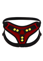 Harnais rouge et noir avec des clous dorés pour un look audacieux et sophistiqué.; Rood en zwart harnas met gouden studs voor een gedurfde en verfijnde look.; Red and black harness with golden studs for a bold and sophisticated look.