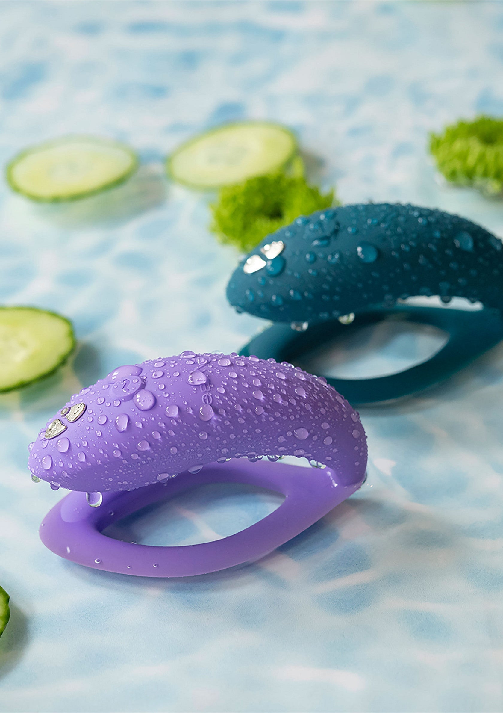 Anneaux vibrants étanches pour couples, bleu et violet. Plaisir aquatique garanti! ; Waterdichte vibrerende ringen voor koppels, blauw en paars. Gegarandeerd waterpret!; Waterproof vibrating couple rings, blue and purple. Guaranteed aquatic fun!