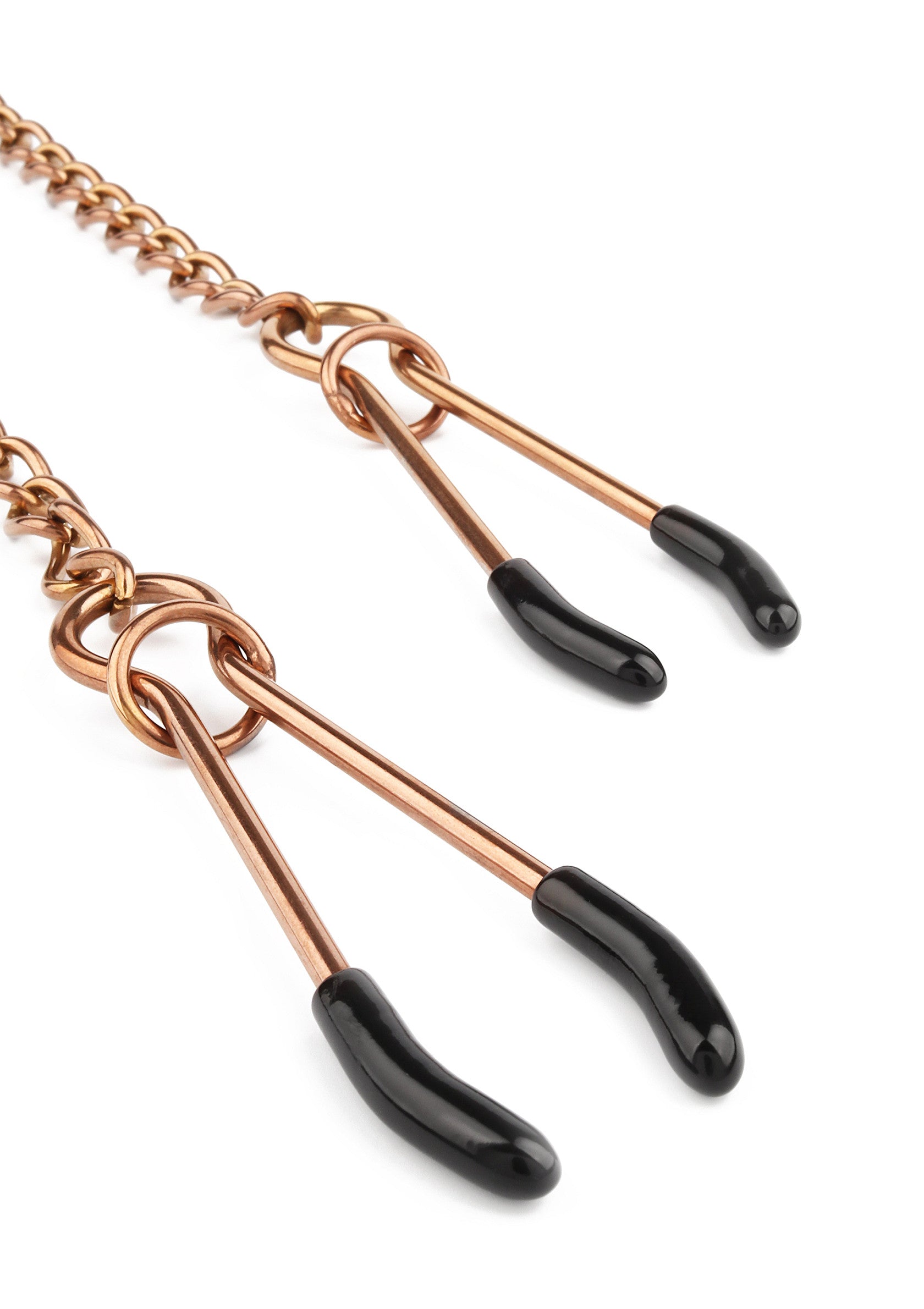 Pinces à tétons en or rose avec chaîne, pour un plaisir intense et raffiné.; Rosegouden tepelklemmen met ketting, voor intense en verfijnde plezier.; Rose gold nipple clamps with chain, for intense and refined pleasure.