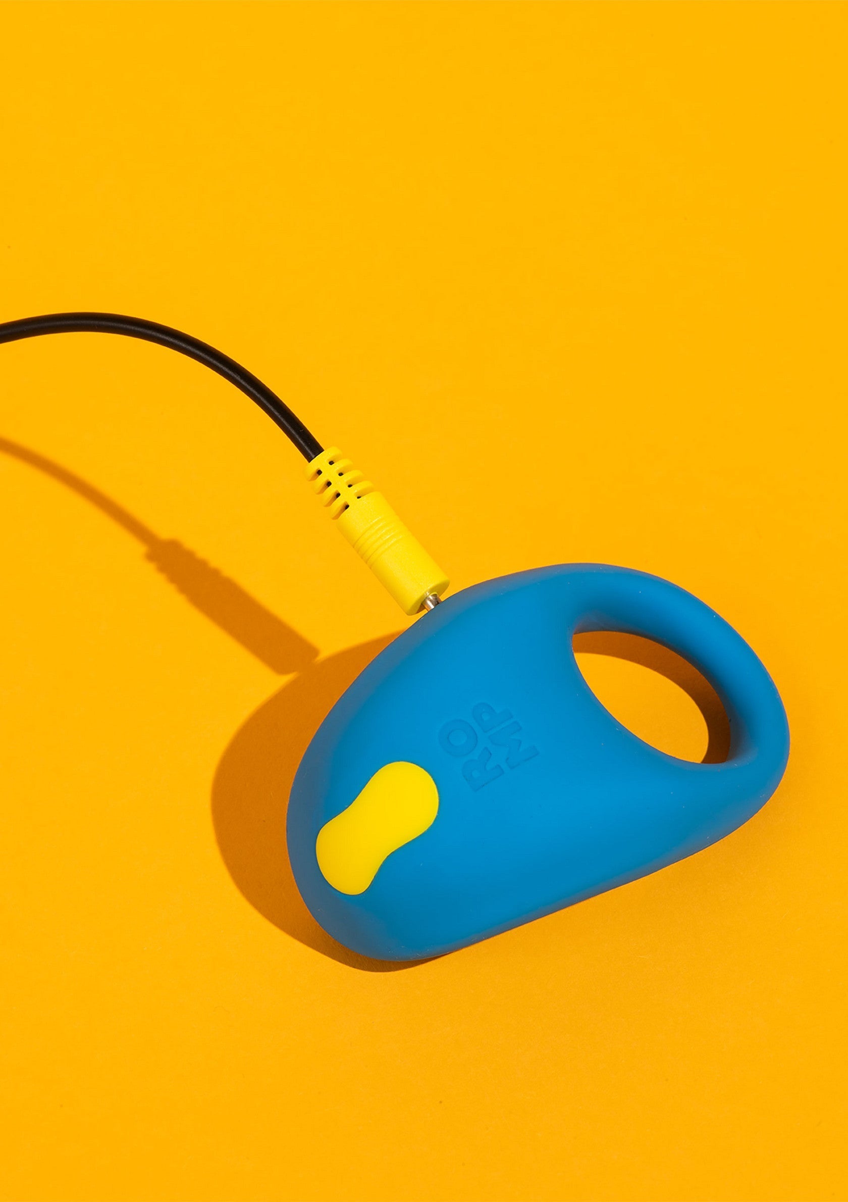 Laisse rétractable pour chien, bleue et jaune, sur fond jaune vif. Accessoire essentiel pour les promenades avec votre animal de compagnie.; Automatische hondenriem, blauw en geel, op een gele achtergrond. Essentieel accessoire voor wandelingen met uw huisdier.; Retractable dog leash, blue and yellow, on a bright yellow background. Essential accessory for walks with your pet.
