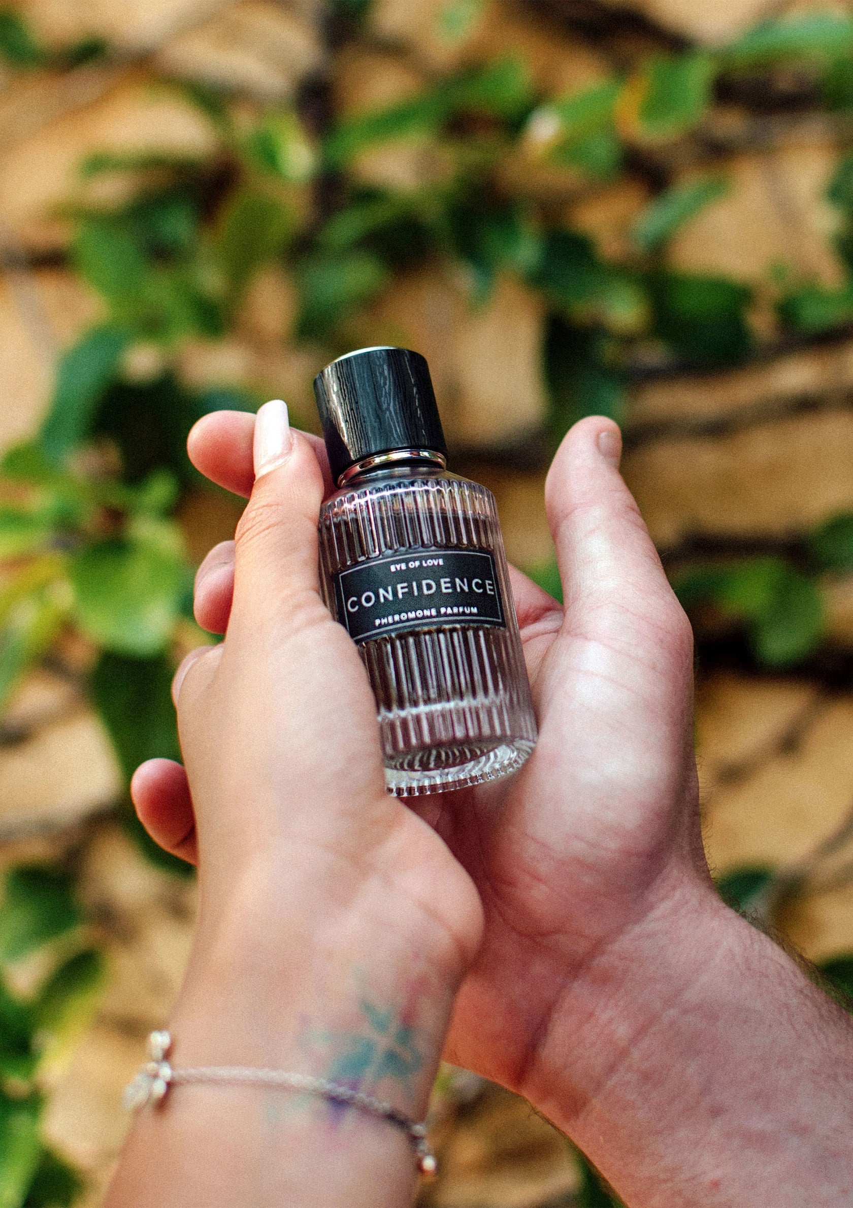 Flacon de parfum Confidence, unisexe. Découvrez un parfum unique pour homme et femme, pour un sillage inoubliable.; Confidence parfumfles, unisex. Ontdek een unieke geur voor dames en heren, voor een onvergetelijk geurspoor.; Confidence perfume bottle, unisex. Discover a unique fragrance for men and women, for an unforgettable scent trail.