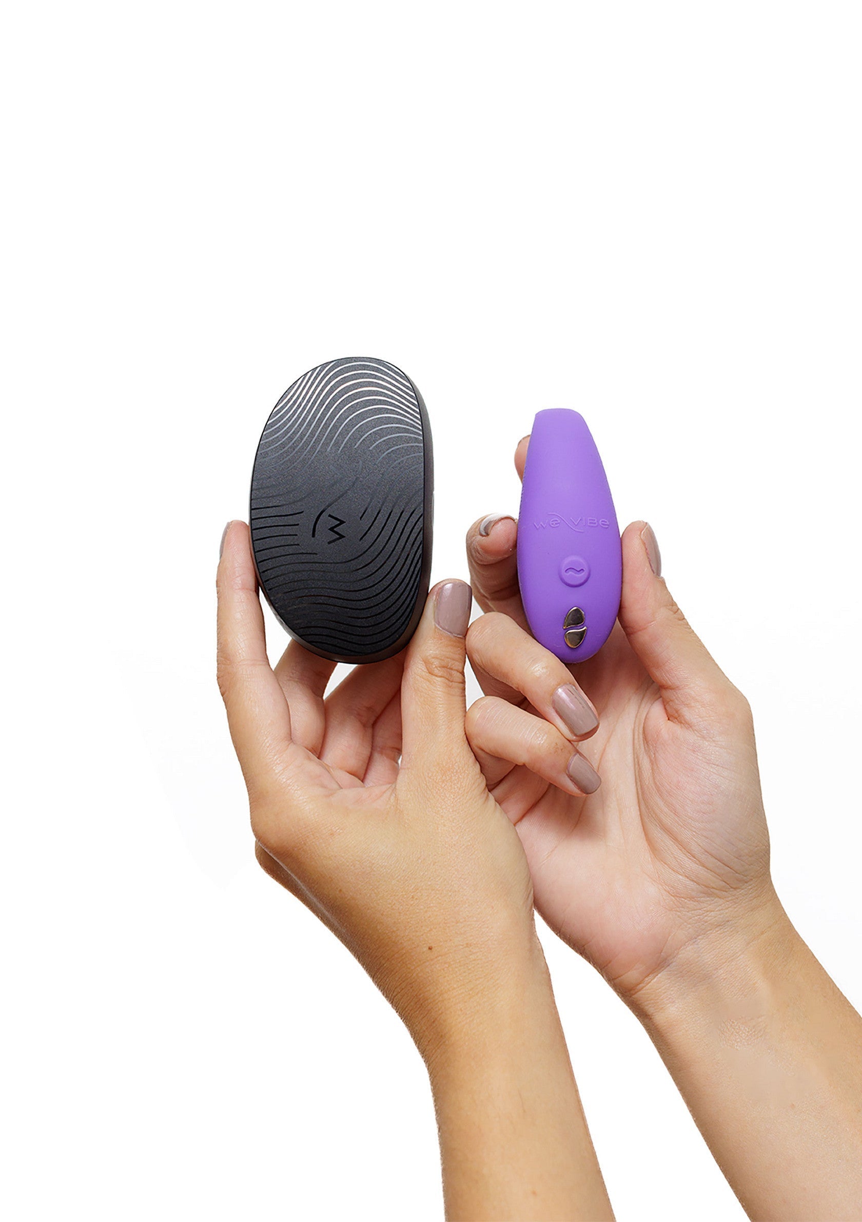 Ensemble de bien-être intime avec masseur vibrant noir et stimulateur vibrant violet pour le plaisir solo ou en couple.; Intieme wellness-set met zwarte vibrerende massager en paarse vibrerende stimulator voor solo- of koppelplezier.; Intimate wellness set with black vibrating massager and purple vibrating stimulator for solo or couples play.
