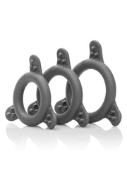 Ensemble de trois anneaux péniens texturés gris pour une stimulation accrue.; Set van drie grijze, getextureerde penisringen voor extra stimulatie.; Set of three gray textured cock rings for enhanced stimulation.