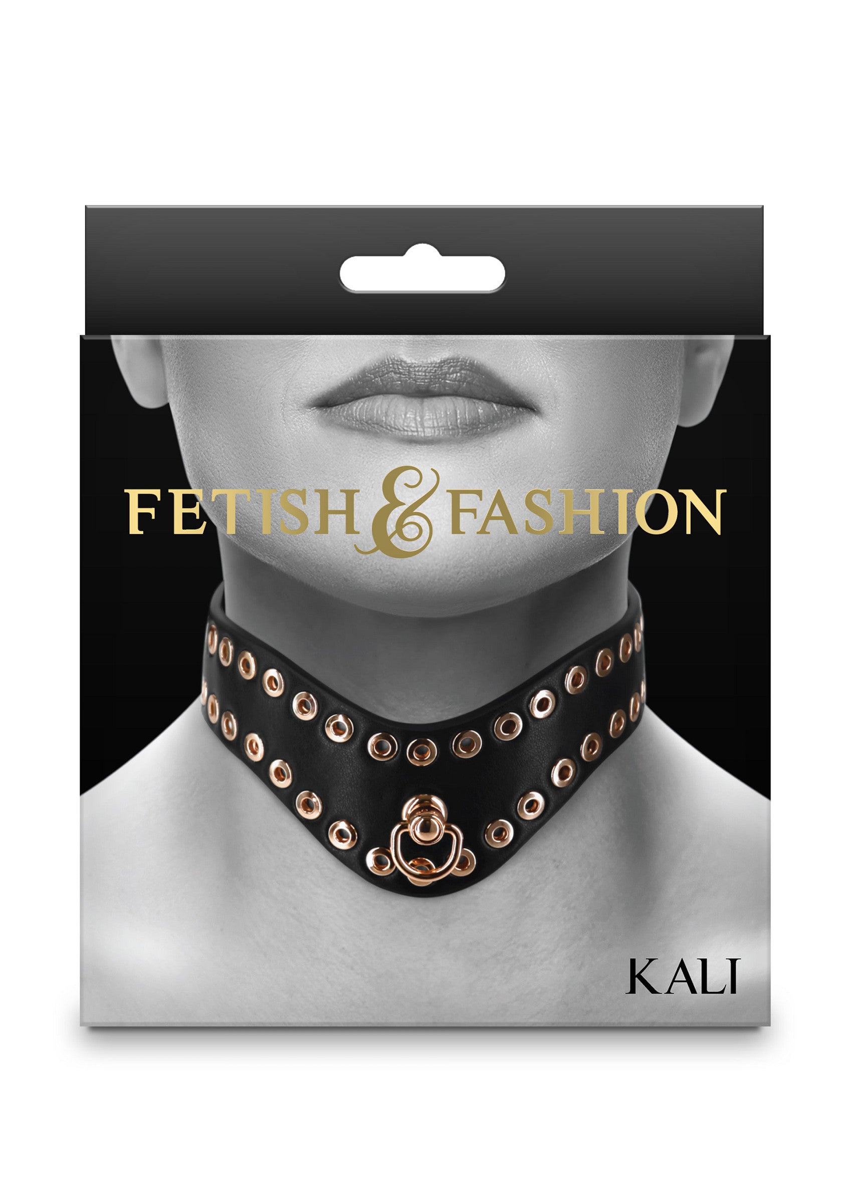Collier ras du cou en cuir noir KALI avec anneaux dorés. Accessoire de mode audacieux et élégant.; KALI zwarte leren choker halsband met gouden ringen. Een stoer en stijlvol modeaccessoire.; KALI black leather choker collar with gold rings. A bold and stylish fashion accessory.