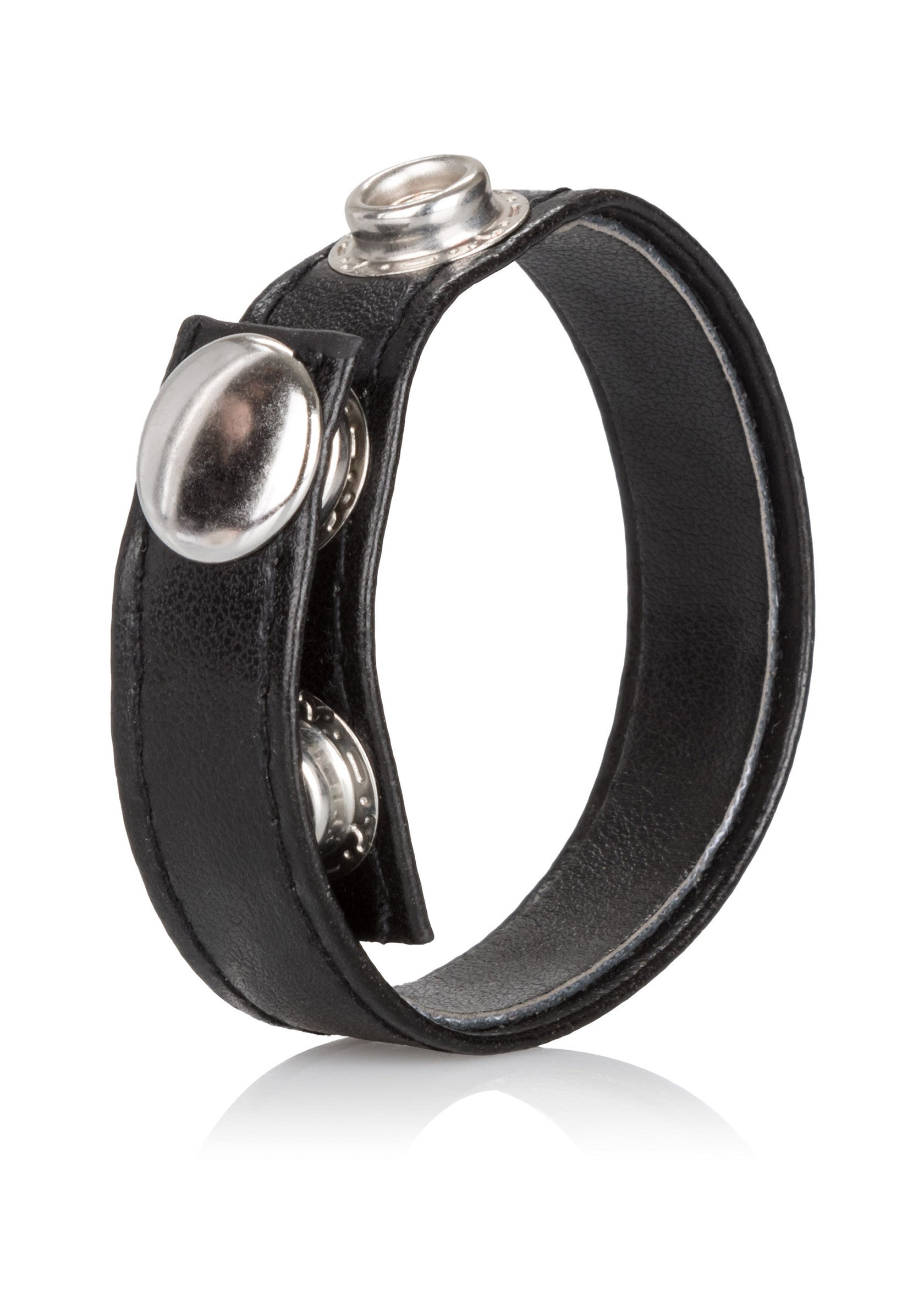 Anneau pénien ajustable en cuir noir avec boutons pression argentés pour un confort personnalisé.; Verstelbare penisring van zwart leer met zilverkleurige drukknopen voor een persoonlijke pasvorm.; Adjustable black leather cock ring with silver snaps for a custom fit and comfortable wear.