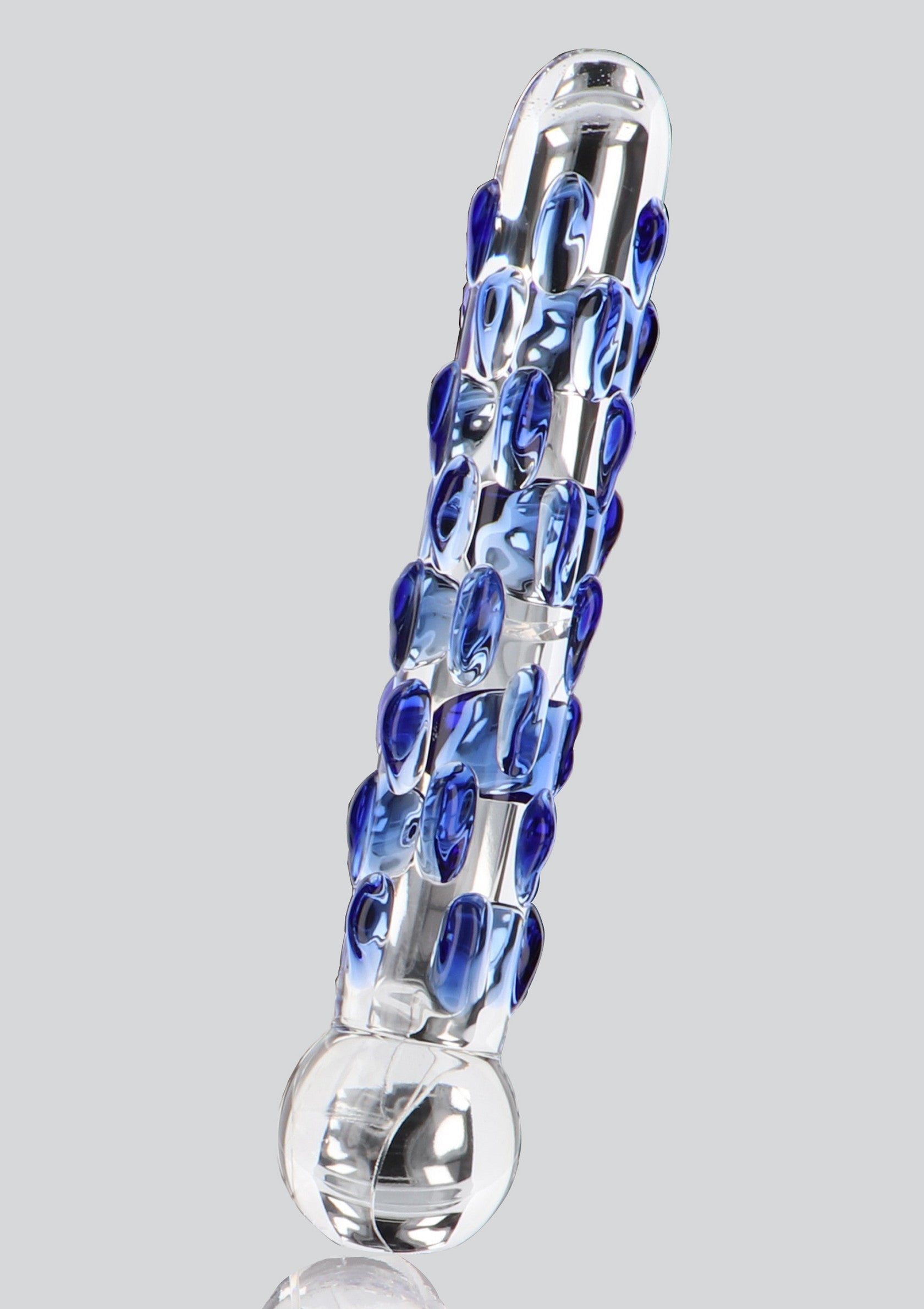 Vibromasseur en verre avec des détails bleus pour une expérience sensorielle unique.; Glazen vibrator met blauwe details voor een unieke sensuele ervaring.; Glass dildo with blue accents for a unique sensory experience.