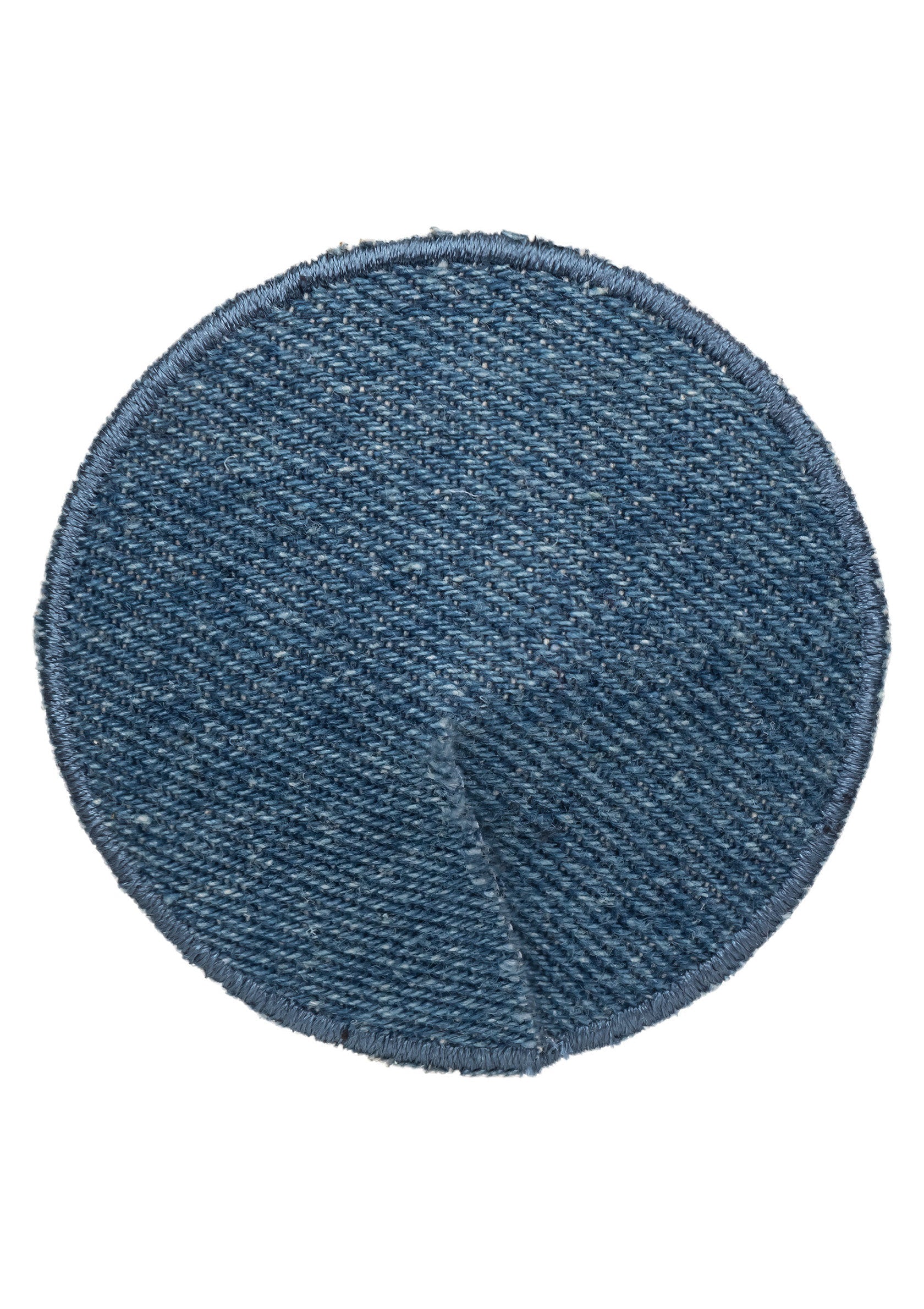 Écusson rond en jean bleu, parfait pour personnaliser vos vêtements et accessoires. Look décontracté et tendance.; Ronde patch van blauw denim, perfect om je kleding en accessoires te personaliseren. Casual en trendy look.; Round blue denim patch, perfect for personalizing your clothes and accessories. Casual and trendy look.