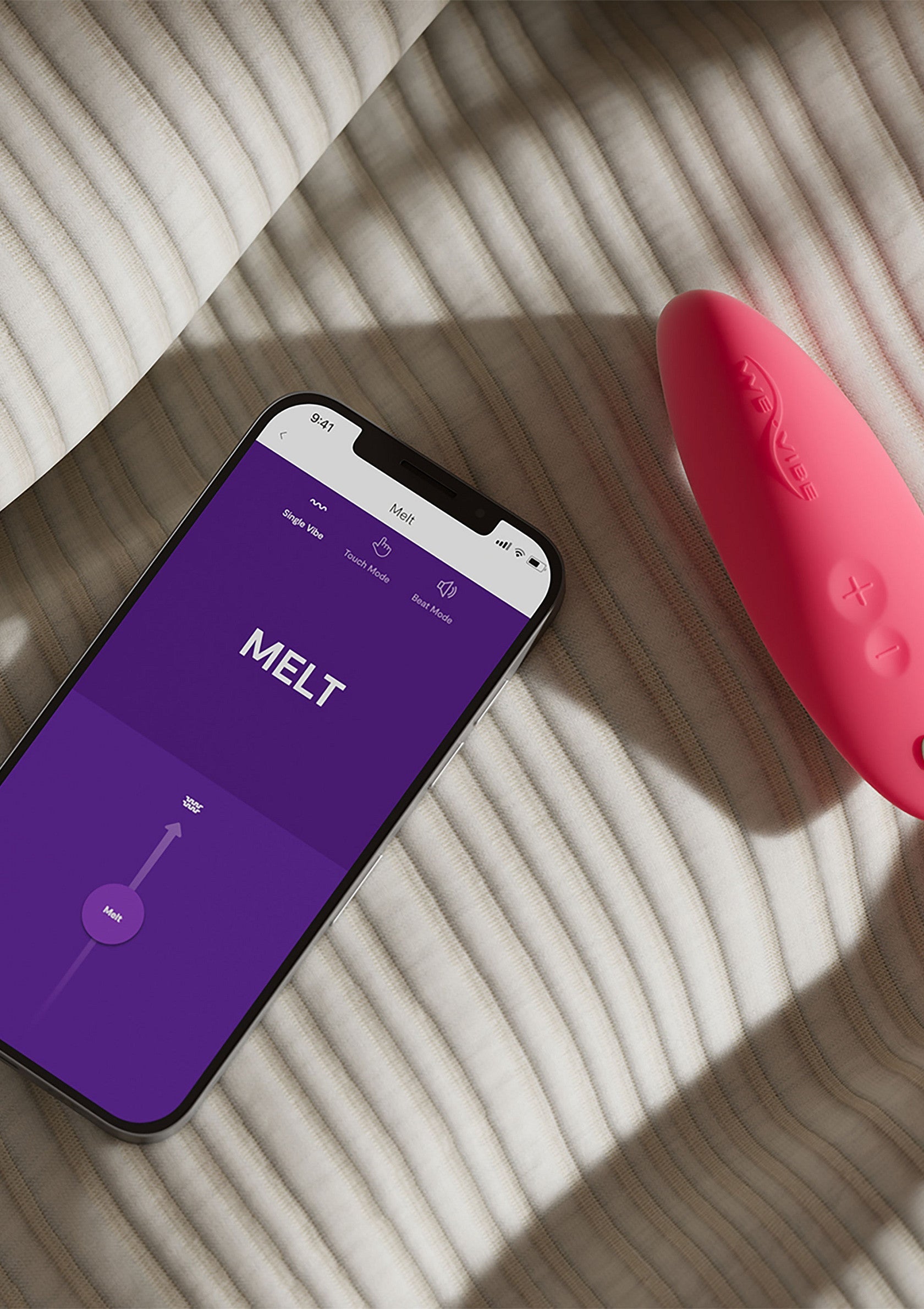 Vibromasseur rose connecté à l'application MELT pour une expérience personnalisée.; Roze vibrator verbonden met de MELT-app voor een gepersonaliseerde ervaring.; Pink vibrator connected to MELT app for a personalized experience.