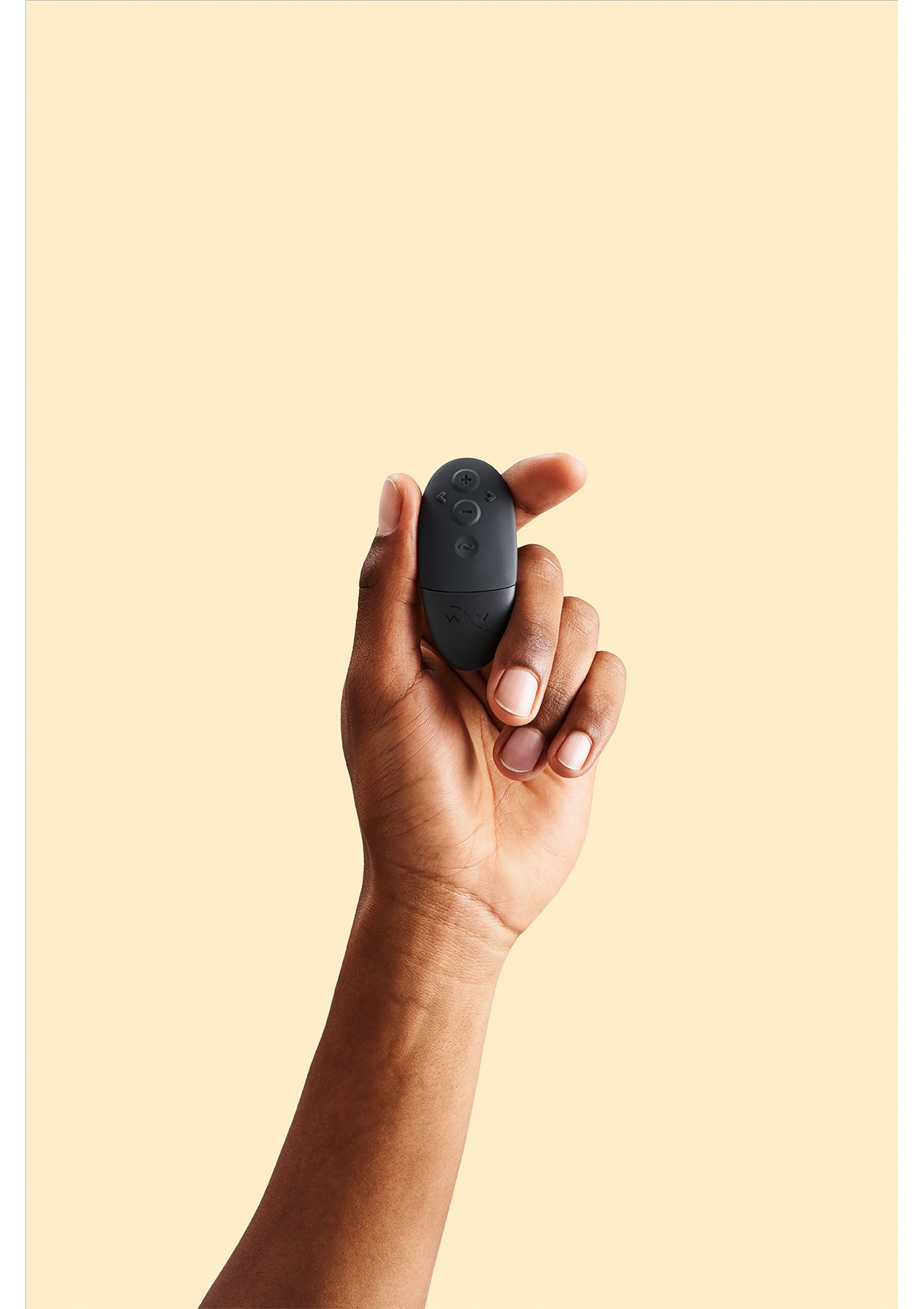 Vibromasseur miniature noir tenu dans la main, discret et puissant.; Zwarte mini vibrator in de hand, discreet en krachtig.; Black mini vibrator held in hand, discreet and powerful.