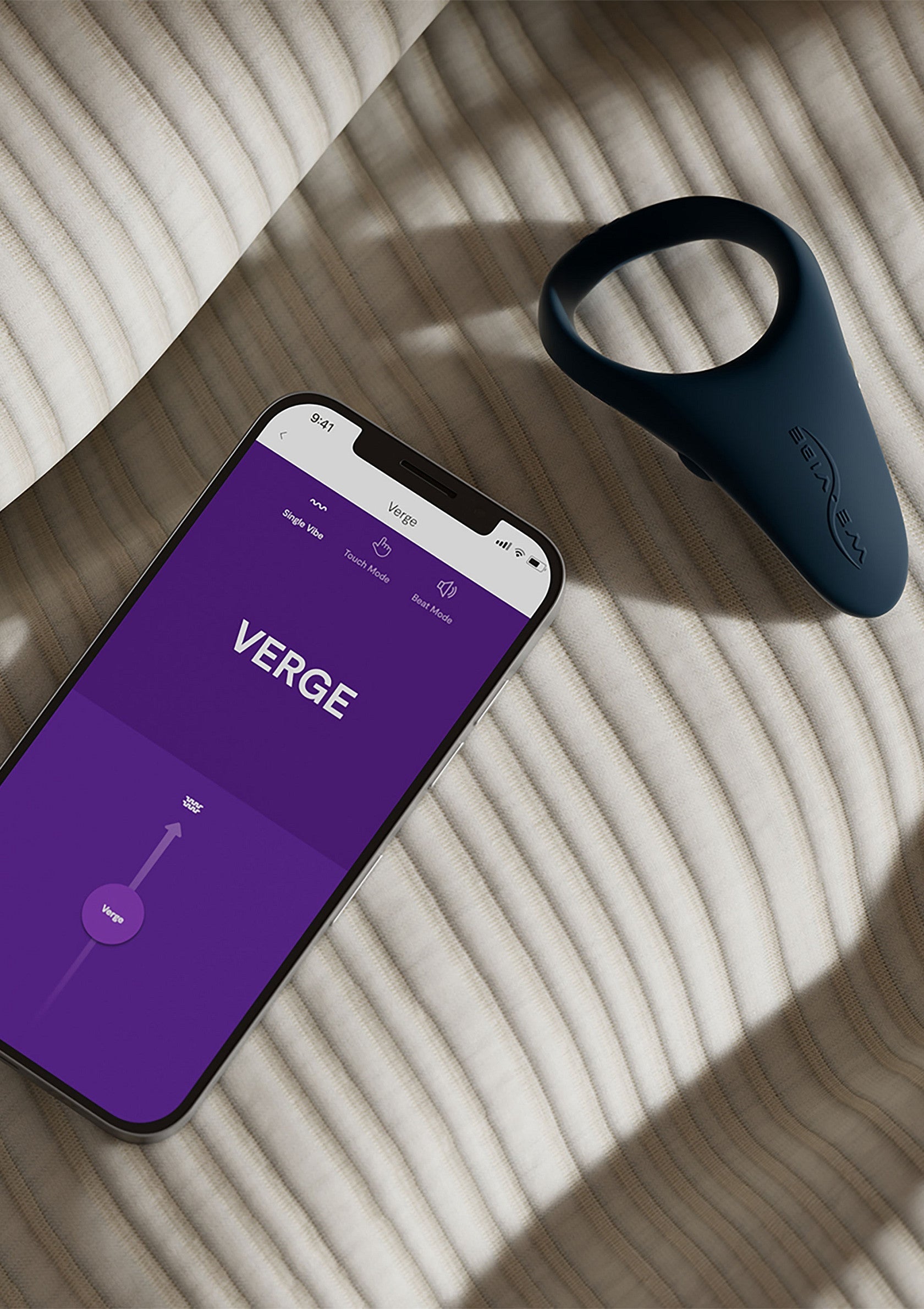 Anneau vibrant connecté pour le plaisir. Découvrez des sensations uniques avec notre anneau vibrant innovant et son application.; Slimme vibrerende ring voor plezier. Ontdek unieke sensaties met onze innovatieve vibrerende ring en app.; Smart vibrating ring for pleasure. Experience unique sensations with our innovative vibrating ring and app.