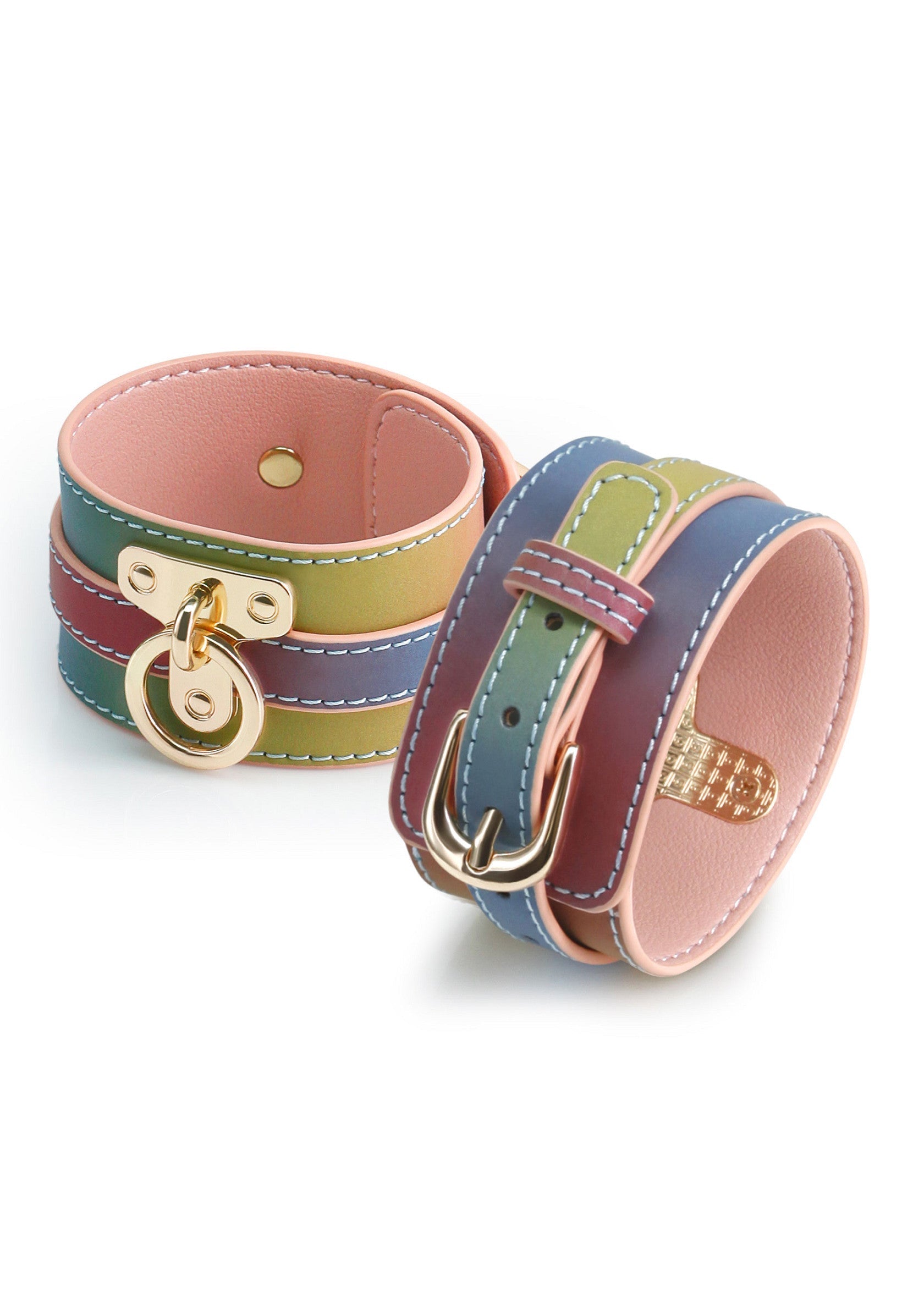 Bracelets manchette en cuir coloré avec fermoirs dorés. Mode et accessoires uniques pour un style distinctif.; Kleurrijke leren manchetarmbanden met gouden sluitingen. Unieke mode en accessoires voor een onderscheidende stijl.; Colorful leather cuff bracelets with gold clasps. Unique fashion and accessories for a distinctive style.