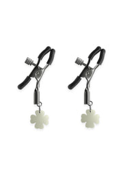 Pinces à tétons réglables avec breloque trèfle à quatre feuilles pour un plaisir intense.; Verstelbare tepelklemmen met klavertje vier bedel voor intense stimulatie.; Adjustable nipple clamps with a four-leaf clover charm for intense stimulation.