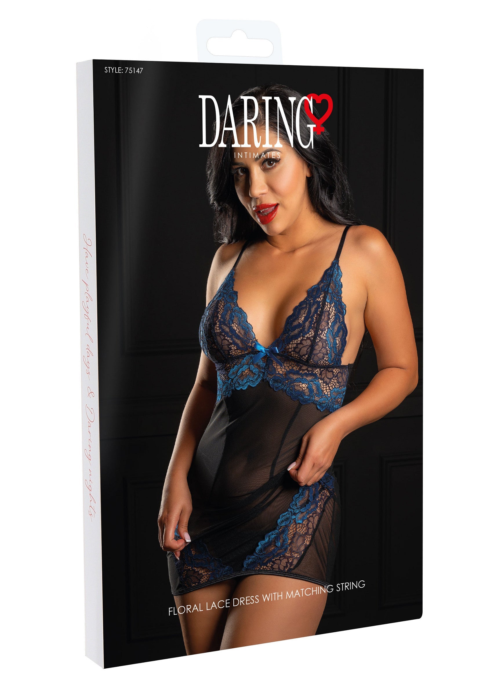 Nuisette en dentelle florale avec string assorti, Daring Intimates. Lingerie séduisante pour une nuit romantique.; Bloemenkanten nachtjurk met bijpassende string, Daring Intimates. Verleidelijke lingerie voor een romantische nacht.; Floral lace dress with matching string, Daring Intimates. Seductive lingerie for a romantic night.