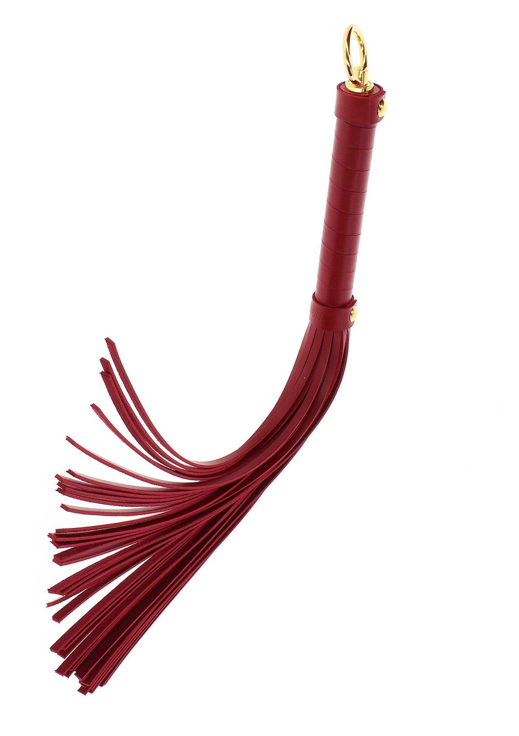 Cravache rouge élégante avec garnitures dorées. Accessoire de mode audacieux pour un style unique.; Elegante rode zweep met gouden details. Een gedurfd modeaccessoire voor een unieke stijl.; Elegant red flogger with gold accents. A bold fashion accessory for a unique style.