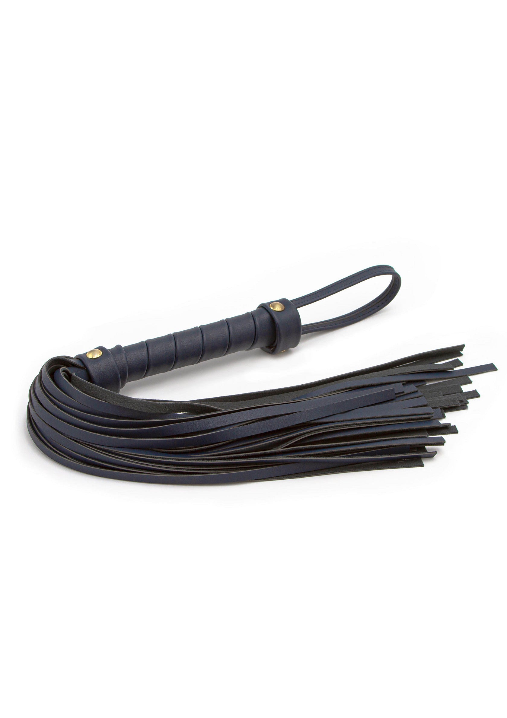 Cravache en cuir bleu marine. Accessoire érotique élégant pour pimenter vos jeux de rôle et aventures coquines. Chic et sensuel.; Marineblauwe leren zweep. Stijlvol erotisch accessoire om je rollenspellen en stoutste avonturen mee op te fleuren. Chique en sensueel.; Navy blue leather flogger. A stylish erotic accessory to spice up your role play and kinky adventures. Chic and sensual.