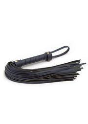 Cravache en cuir bleu marine. Accessoire érotique élégant pour pimenter vos jeux de rôle et aventures coquines. Chic et sensuel.; Marineblauwe leren zweep. Stijlvol erotisch accessoire om je rollenspellen en stoutste avonturen mee op te fleuren. Chique en sensueel.; Navy blue leather flogger. A stylish erotic accessory to spice up your role play and kinky adventures. Chic and sensual.