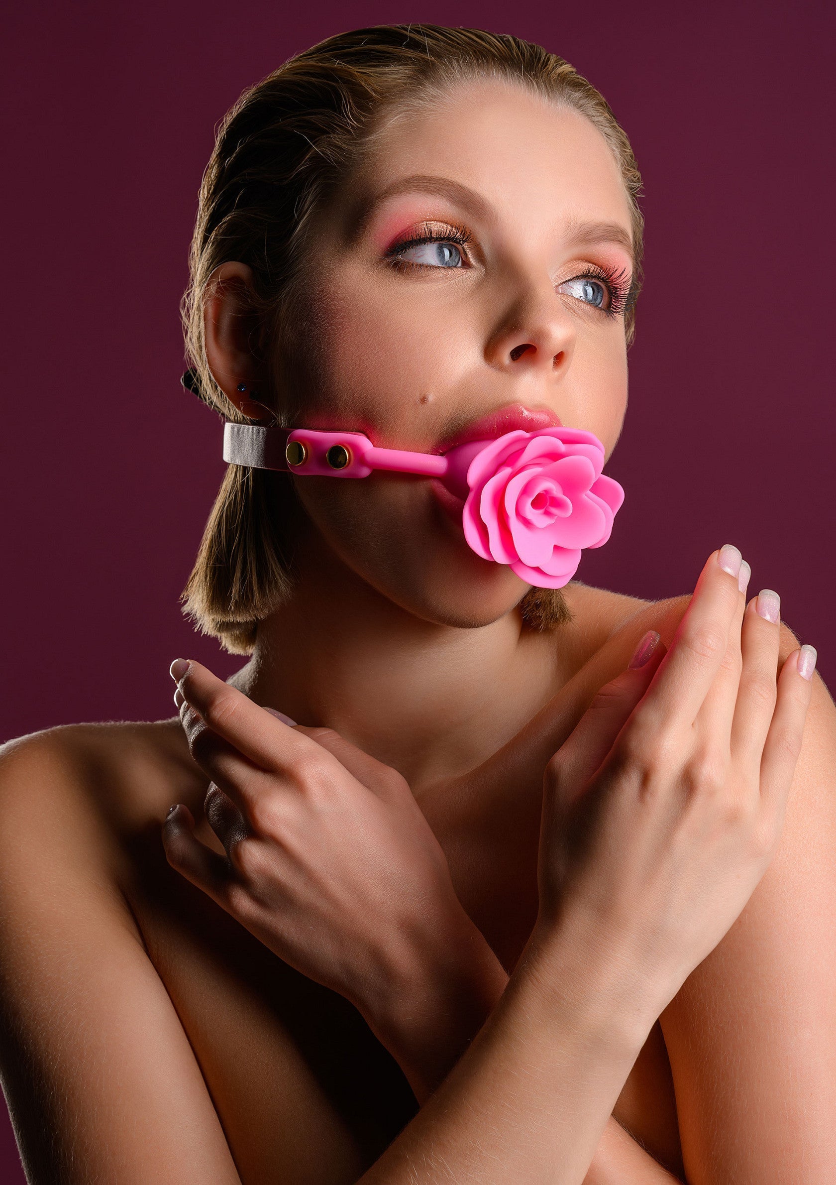 Gag rose pour une expérience coquine et florale. Explorez le plaisir avec cet accessoire unique et séduisant.; Roos gag voor een ondeugende en bloemige ervaring. Ontdek plezier met dit unieke en verleidelijke accessoire.; Rose gag for a naughty and floral experience. Explore pleasure with this unique and seductive accessory.