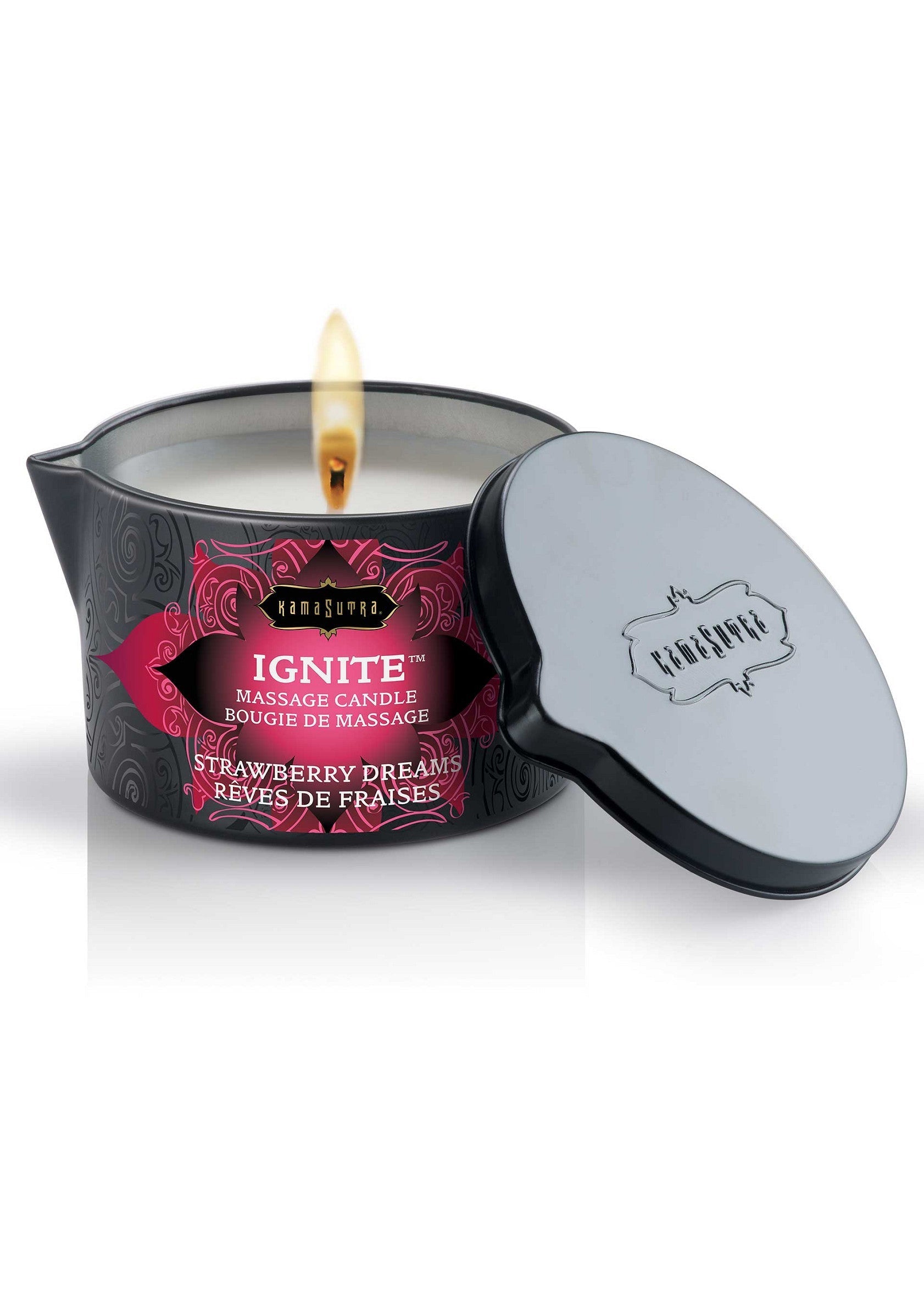 Bougie de massage Kamasutra Ignite parfumée aux rêves de fraises pour un massage relaxant et sensuel.; Kamasutra Ignite massagekaars met aardbeiengeur voor een ontspannende en sensuele massage.; Kamasutra Ignite massage candle with strawberry scent for a relaxing and sensual massage.