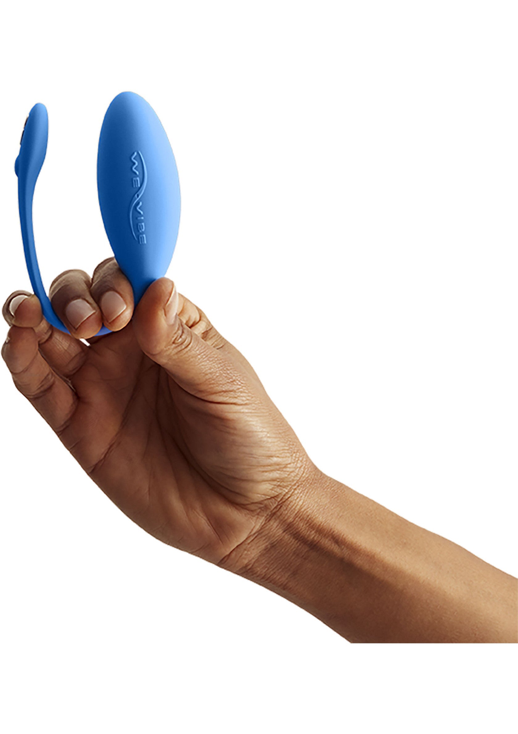 Masseur vibrant bleu WaveVibe tenu dans une main, pour des moments intimes.; Blauwe WaveVibe vibrerende stimulator in hand gehouden, voor intieme momenten.; Blue WaveVibe vibrating massager held in hand, for intimate moments.