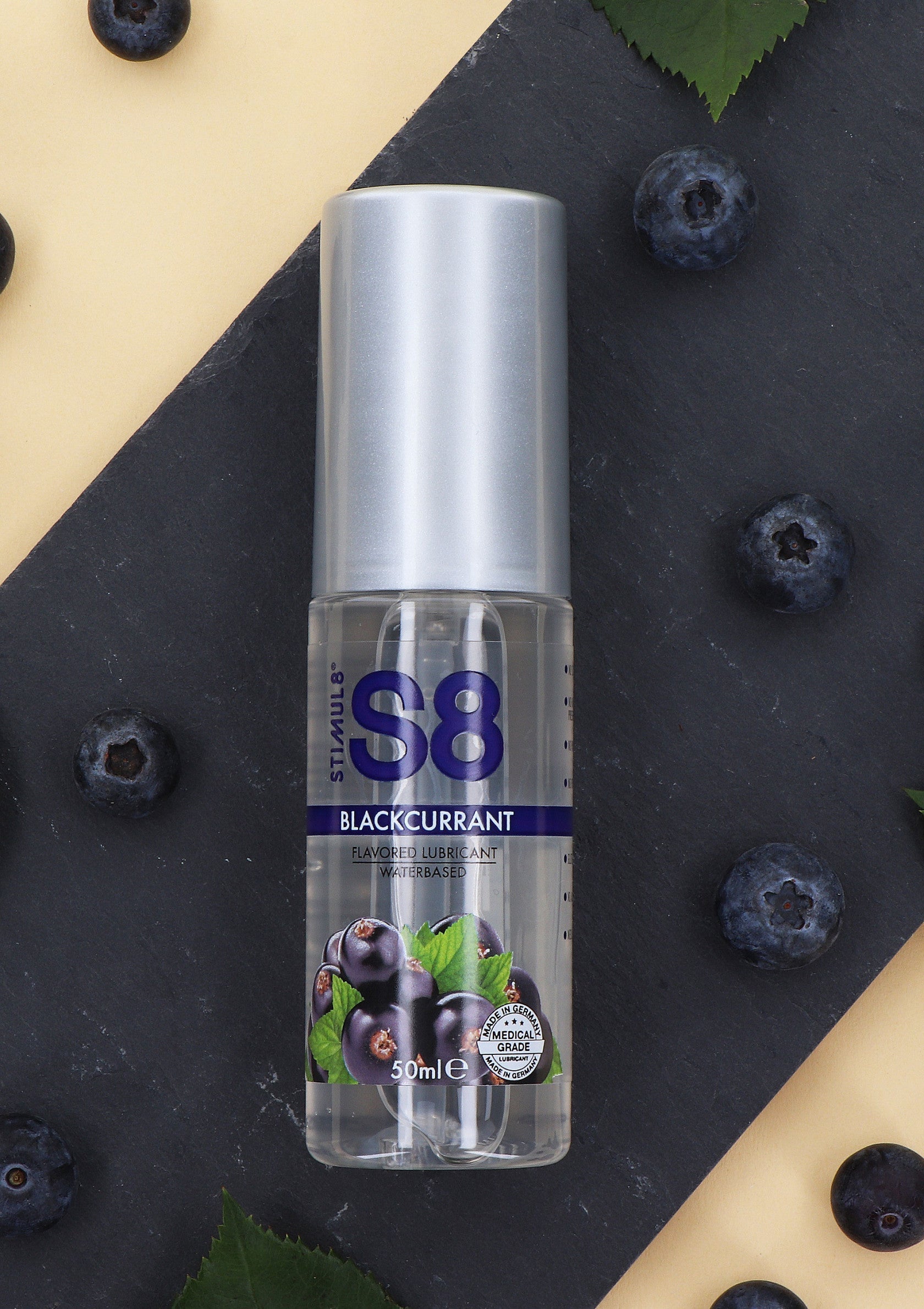 Lubrifiant S8 Saveur Cassis. Un plaisir fruité et doux pour des moments intimes intenses. Contenance 50ml.; S8 Zwarte Bes glijmiddel. Een fruitig en zacht genot voor intense intieme momenten. Inhoud 50ml.; S8 Blackcurrant lubricant. A fruity and smooth pleasure for intense intimate moments. Content 50ml.